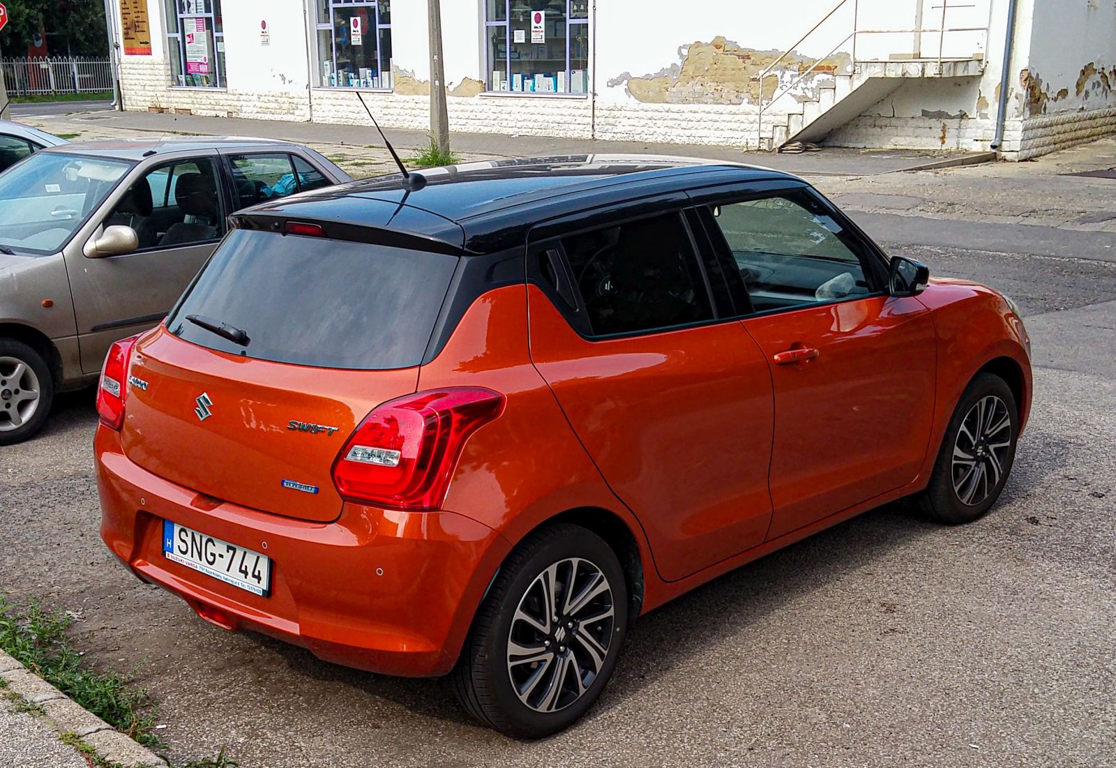 Rückansicht: Suzuki Swift Mk5 in Flame Orange (Lucent Orange heißt auch die Farbe). Foto: 07.2021.