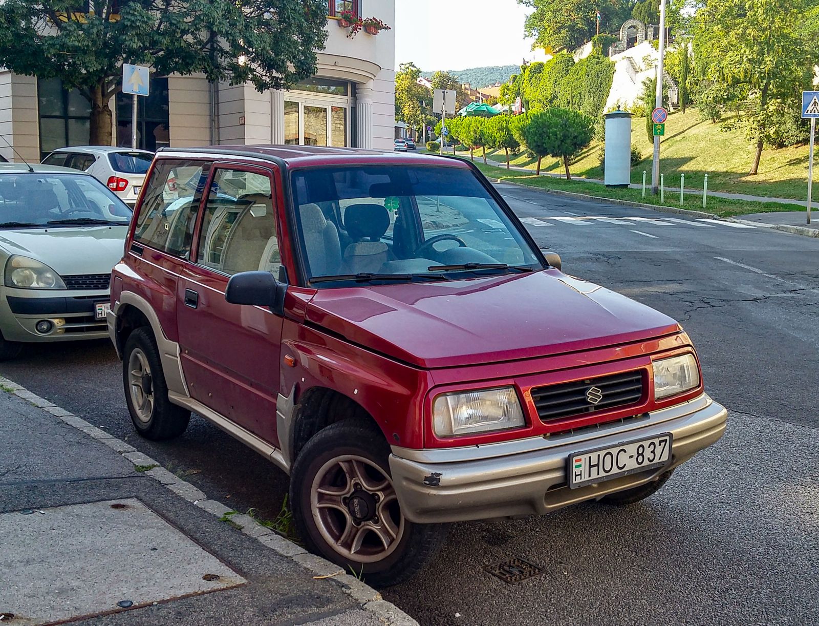 Rückansicht: Suzuki Vitara in Cassis Red (modelljahr 2001). Foto: August, 2021.