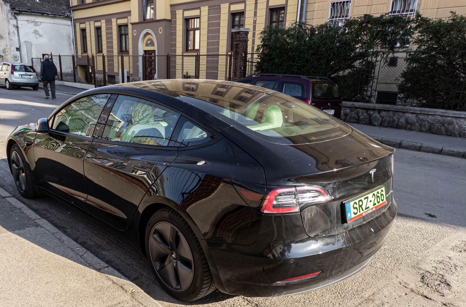 Rückansicht: Tesla Model 3 mit riesigem Glasdach. Foto: März, 2023.