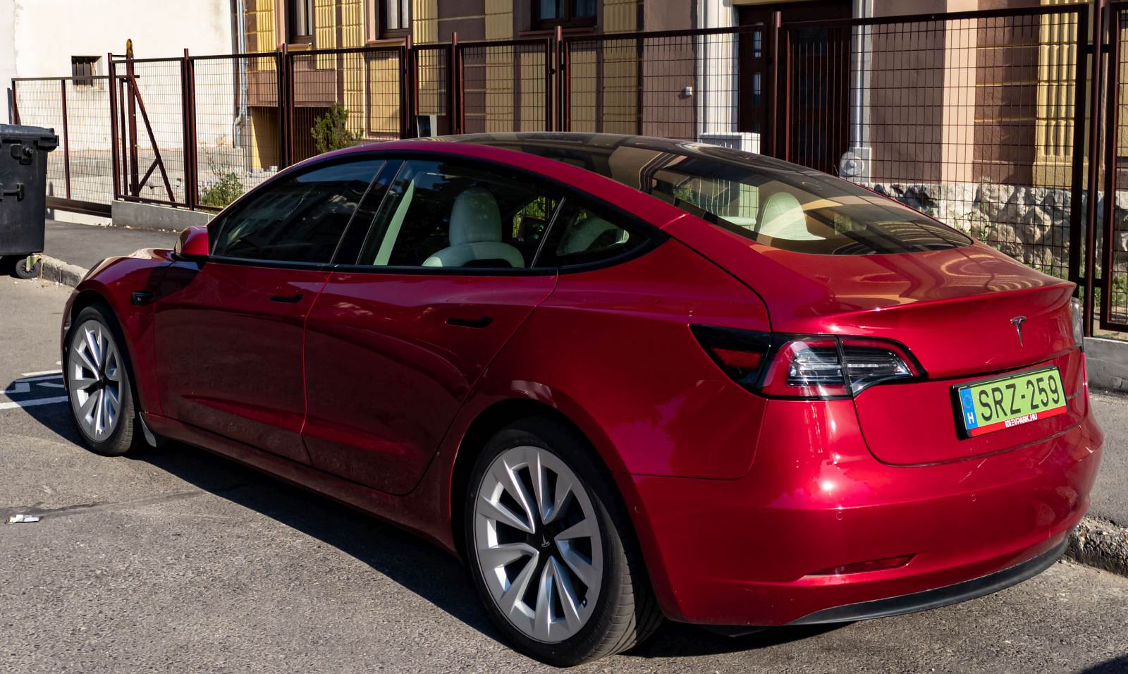 Rückansicht: Tesla Model 3 in Rot metallic. Foto: 07.2022.