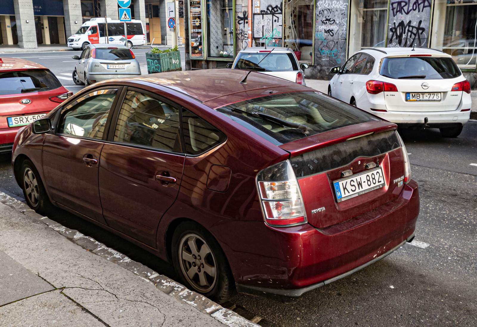 Rückansicht: Toyota Prius II in dunkelrot. Foto: Dezember, 2022.