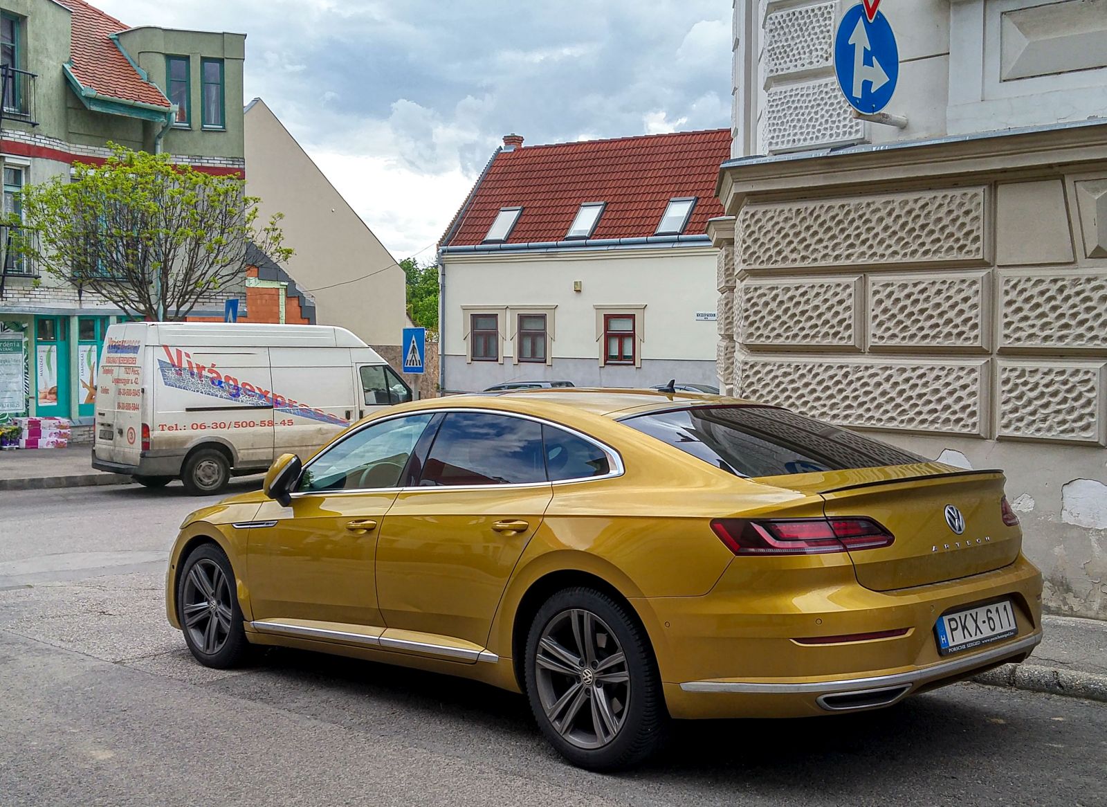 Rückansicht: VW Arteon in der Farbe Kurkumagelb. Aufnhame: April, 2021.
