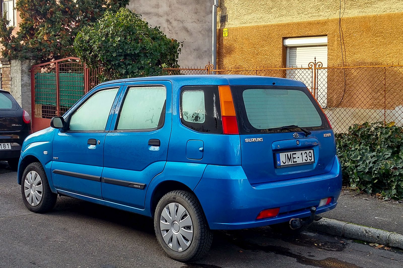 Rückansicht/Seitenansicht: Suzuki Ignis II in Adriatic Blue. Foto: Dezember, 2021.