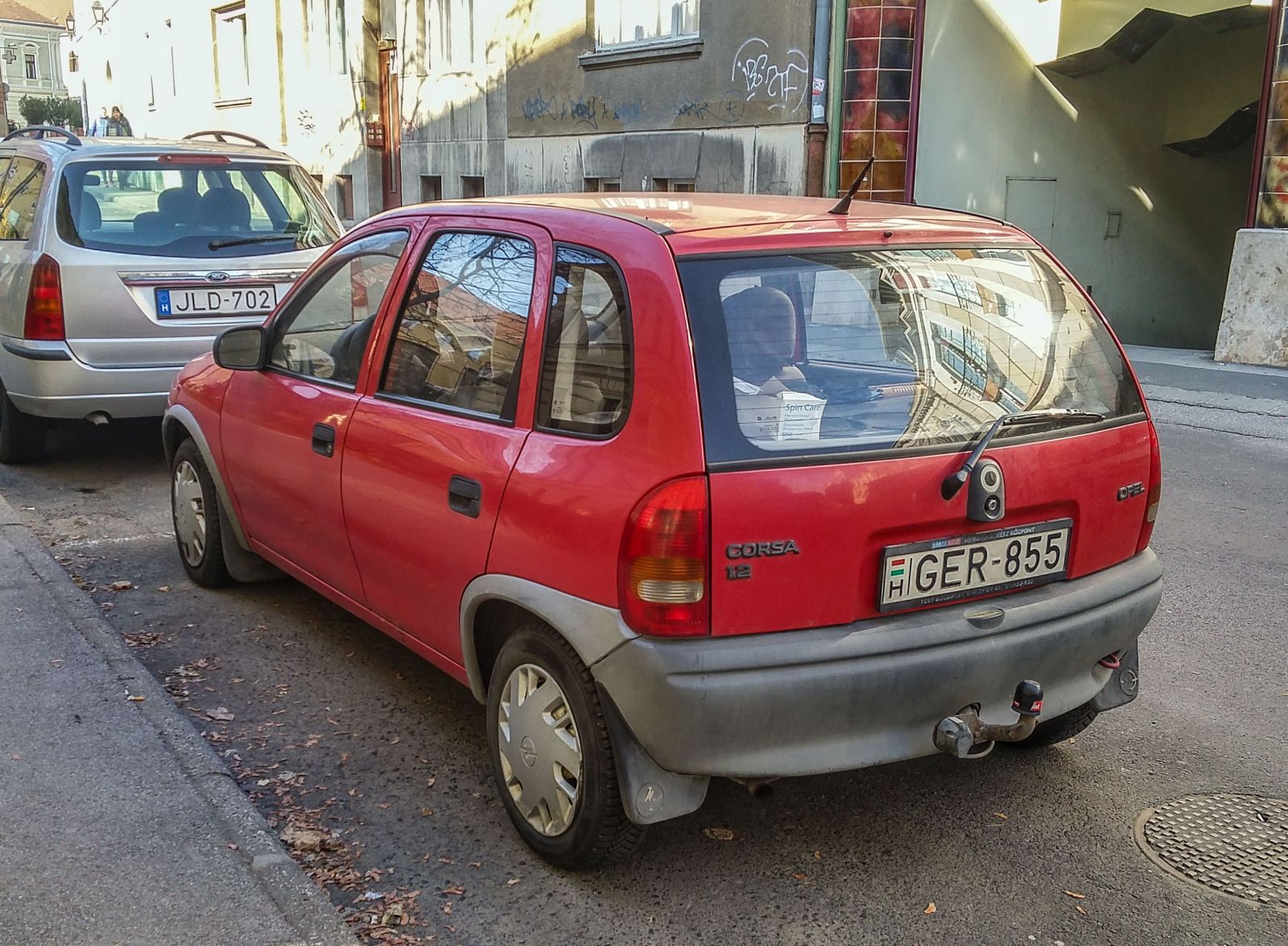 Rückansikcht: roter Opel Corsa B. Foto: Oktober, 2021.