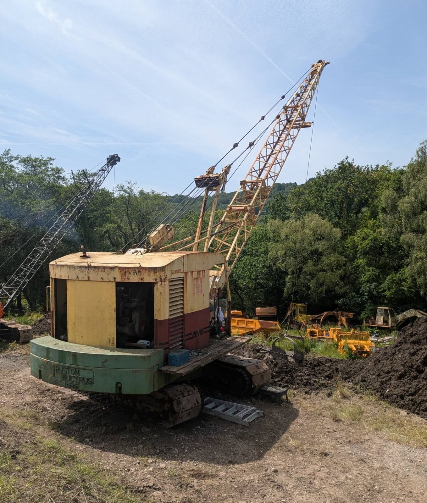 Ruston Bucyrus 22RB. Bereits im Jahre 1874 wurde im englischen Lincoln der erste Bagger gefertigt. Damals begannen die Ruston & Hornsby Werke mit der Entwicklung und Produktion unterschiedlicher Typen verschiedener Bauarten. In England galt der Hersteller als f�hrender Anbieter von Baumaschinen und konnte im Laufe seines Bestehens weit �ber 40.000 Exemplare verkaufen. Im Jahre 1930 schlo� sich Ruston mit der Bucyrus-Erie Co. aus Milwaukee/Wisconsin in den U.S.A. zusammen, um fortan die Konstruktion und den weltweiten Vertrieb gemeinsam zu gestalten. Auch Bucyrus-Erie konnte damals schon auf eine lange Baggerbautradition seit 1881 zur�ckblicken. In Europa als Marke „RB“ und in den U.S.A. als „BE“ war nun eine starke Organisation entstanden und die Produktion konnte erheblich erweitert werden. Die Ruston-Bucyrus Baggerwerke in England waren seinerzeit die gr��ten in Europa und lie�en daneben auch Krane und Bohrmaschinen entstehen. In den 1960er Jahren bestand das englische Angebot der RB-Universal-Seilbagger aus f�nf Baureihen, die �ber Gewichte von 21 bis 97 t verf�gten, deren Konzeption allerdings von den Amerikanern stammte. Der gezeigte 22RB war der kleinste, aber popul�rste Bagger im Sortiment von Ruston Bucyrus. Alleine von diesem Modell wurden rund 10.000 Exemplare verkauft. Abergavenny Steam and Vintage Show am 27.05.2023.