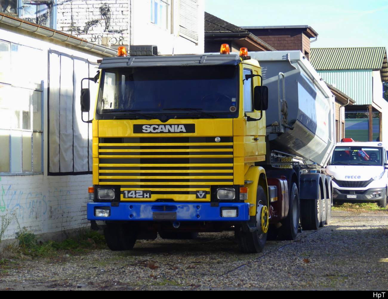 Scania 142H V8 Kippsattelschlepper abgestellt am Strassenrand in Rothrist am 30.12.2023