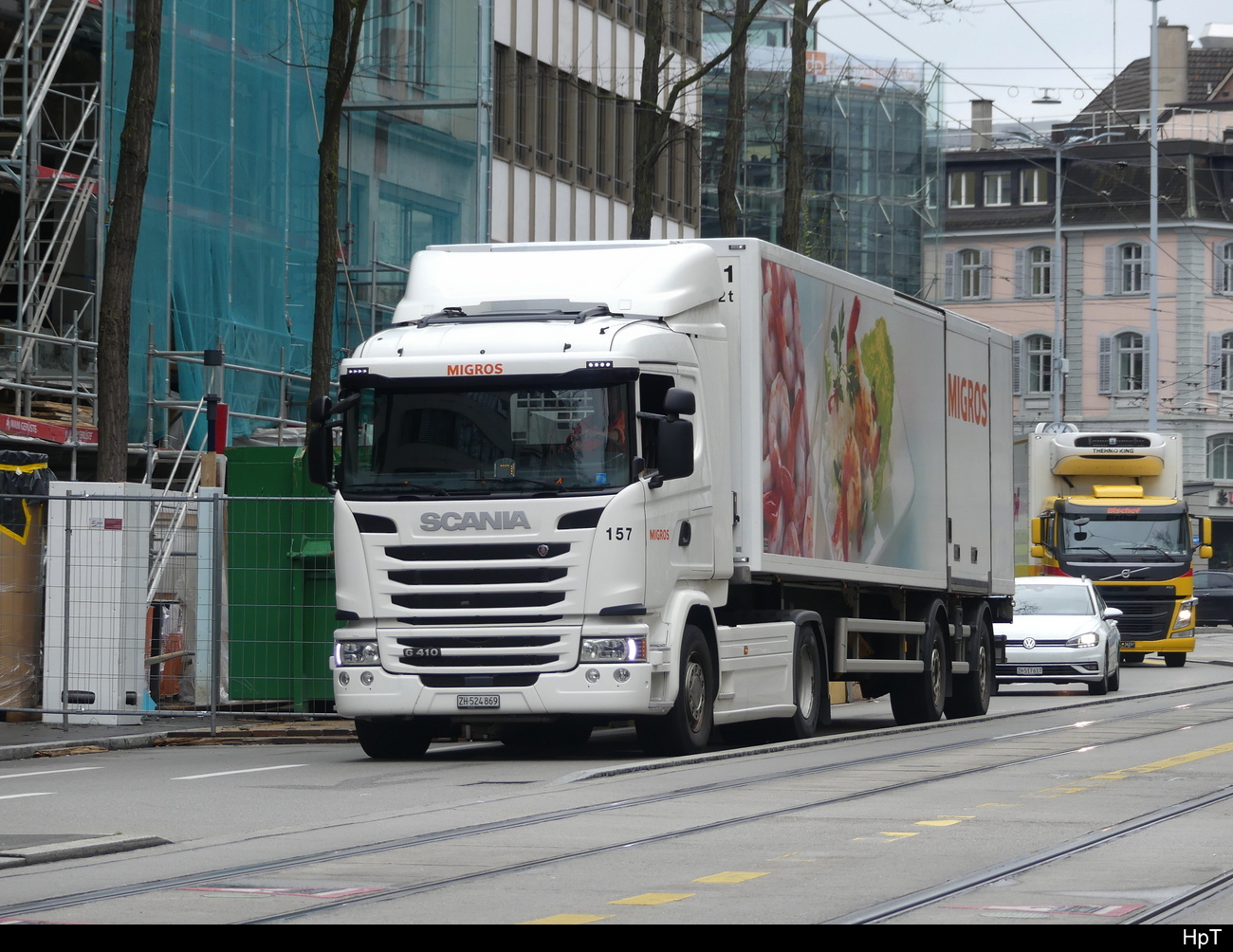 Scania G 410 Sattelschlepper unterwegs in der Stadt Zürich am 20.04.2023
