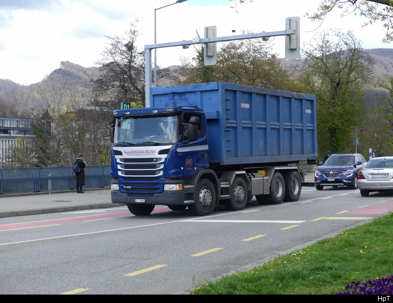 Scania G 450 mit Mulde unterwegs in der Stadt Olten am 19.04.2023