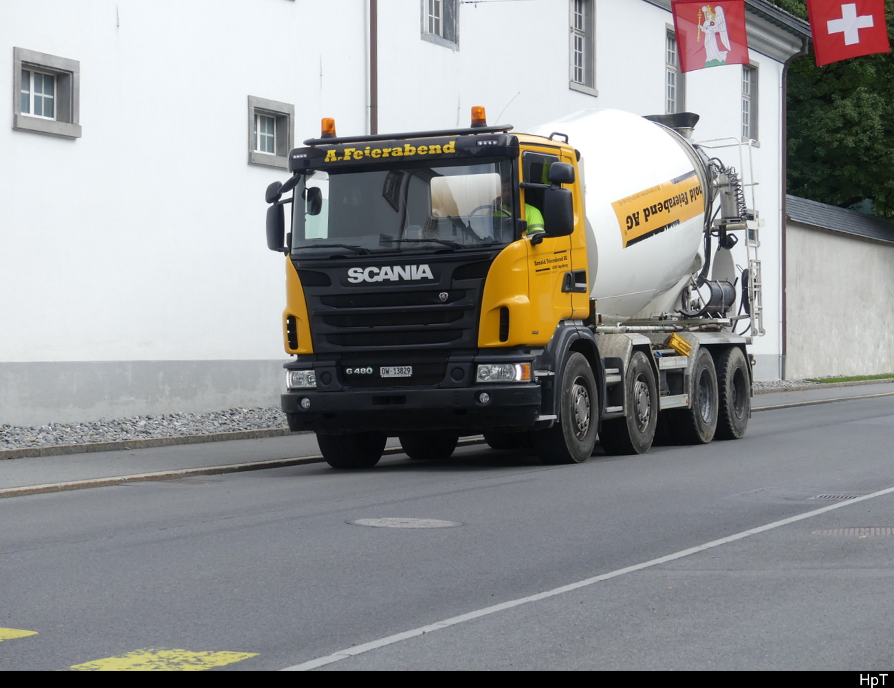 Scania G 480 Betonmischer unterwegs vor den Mauern des Klosters in Engelberg am 21.09.2023