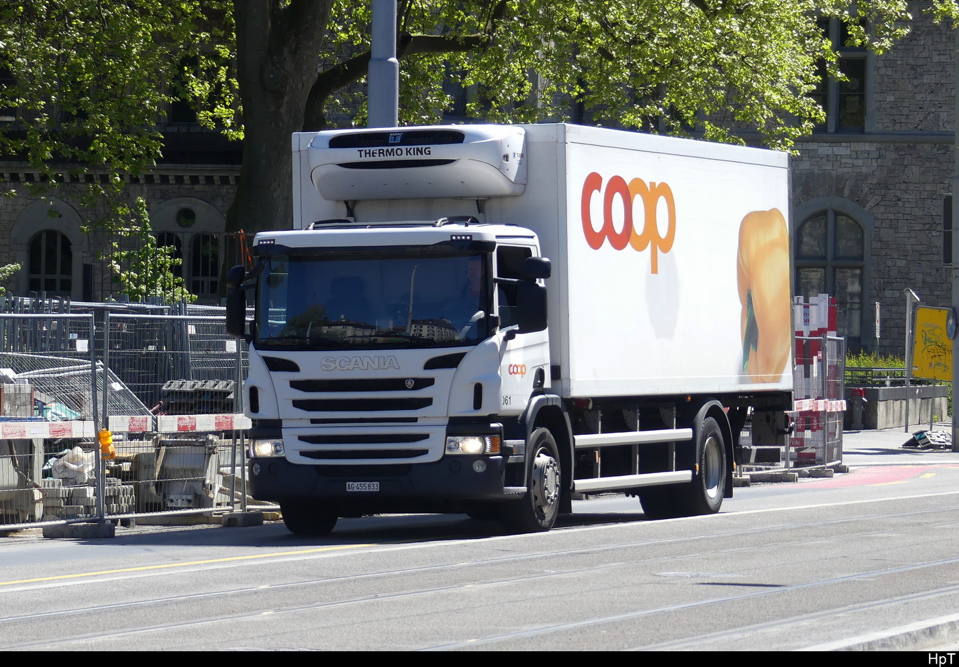 Scania mit Kastenaufbau unterwegs in den Strassen von der Stadt Zürich am 27.04.2024
