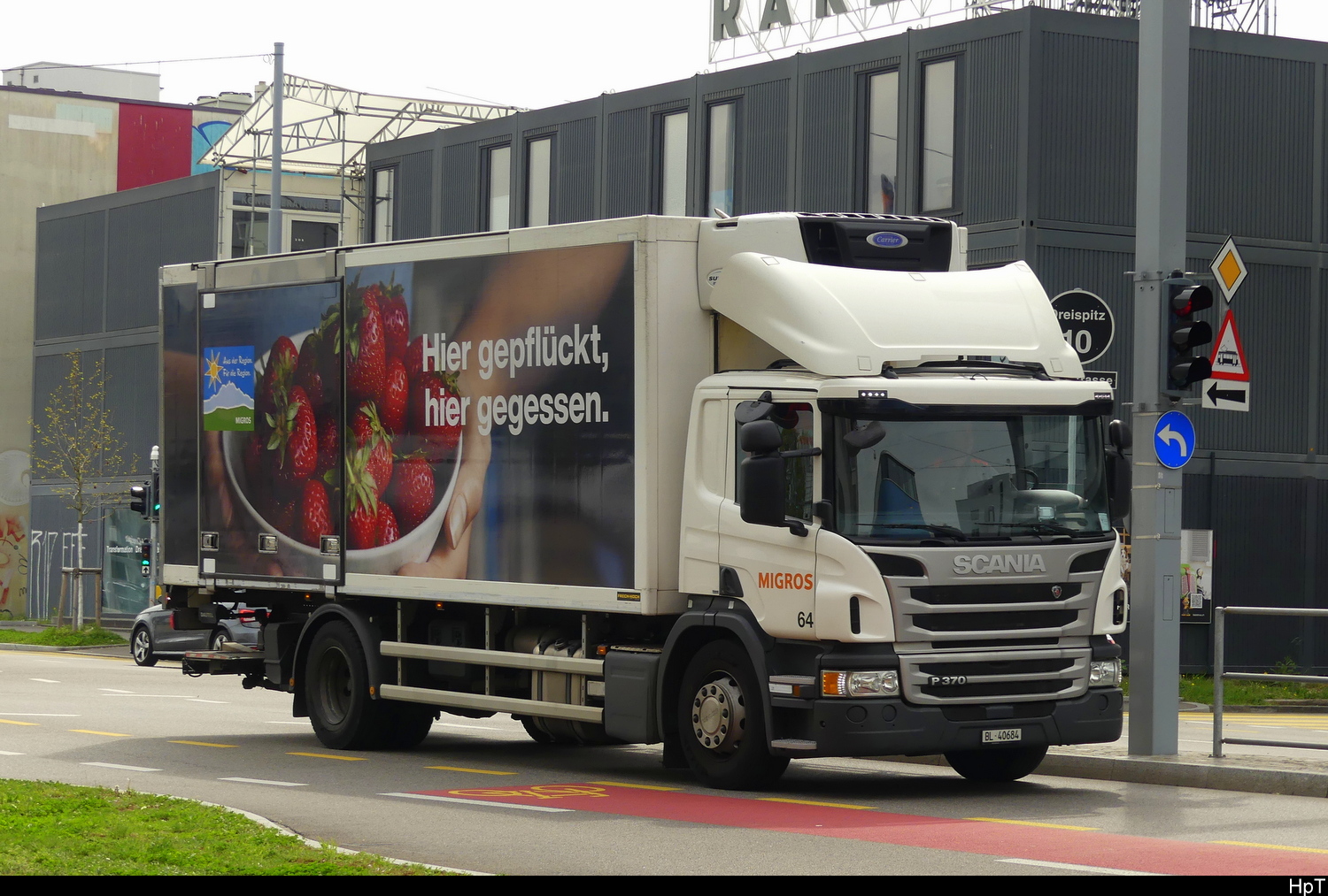 Scania P 370 mit Kastenaufbau unterwegs in der Stadt Basel am 10.04.2026