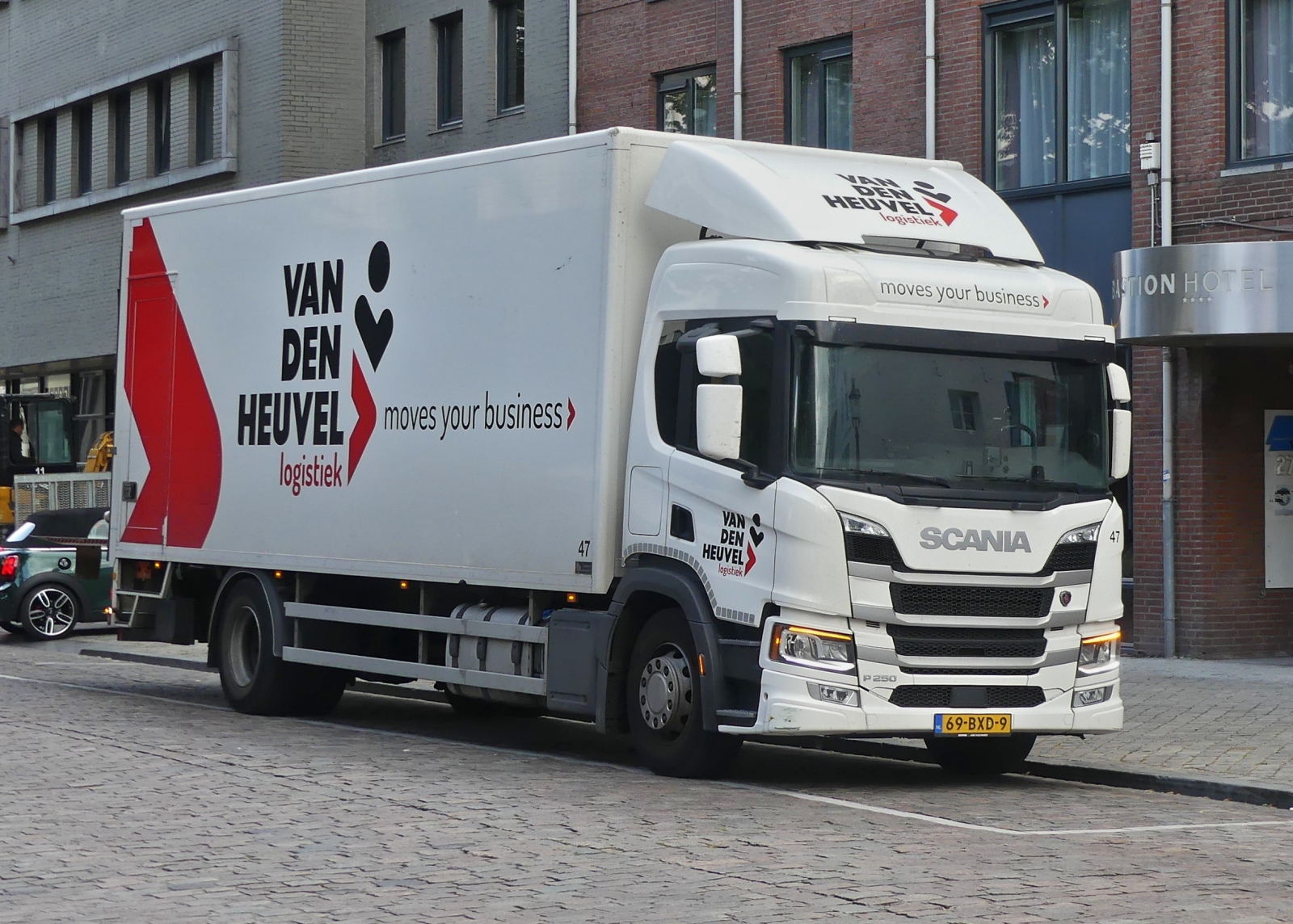 Scania P250 Kastenaufbau, steht zum entladen am Stra�enrand. 07.2025  
