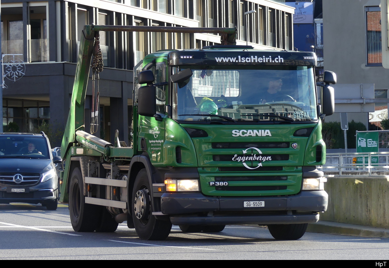 Scania P380 Muldentransporter unterwegs in Schaan/FL am 27.12.2023