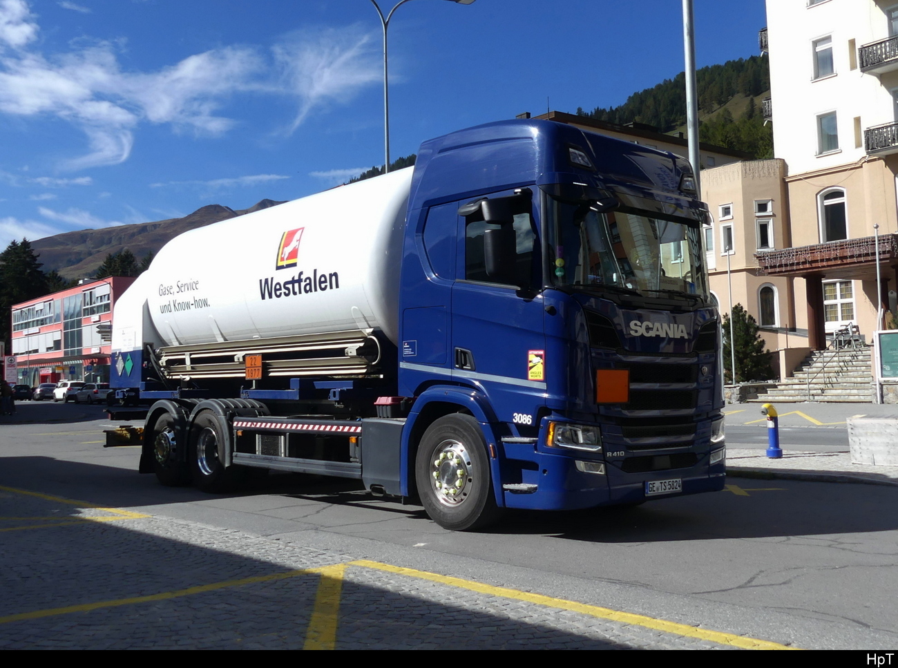 Scania R 410 mit Tankaufbau unterwegs in Davos am 03.10.2023