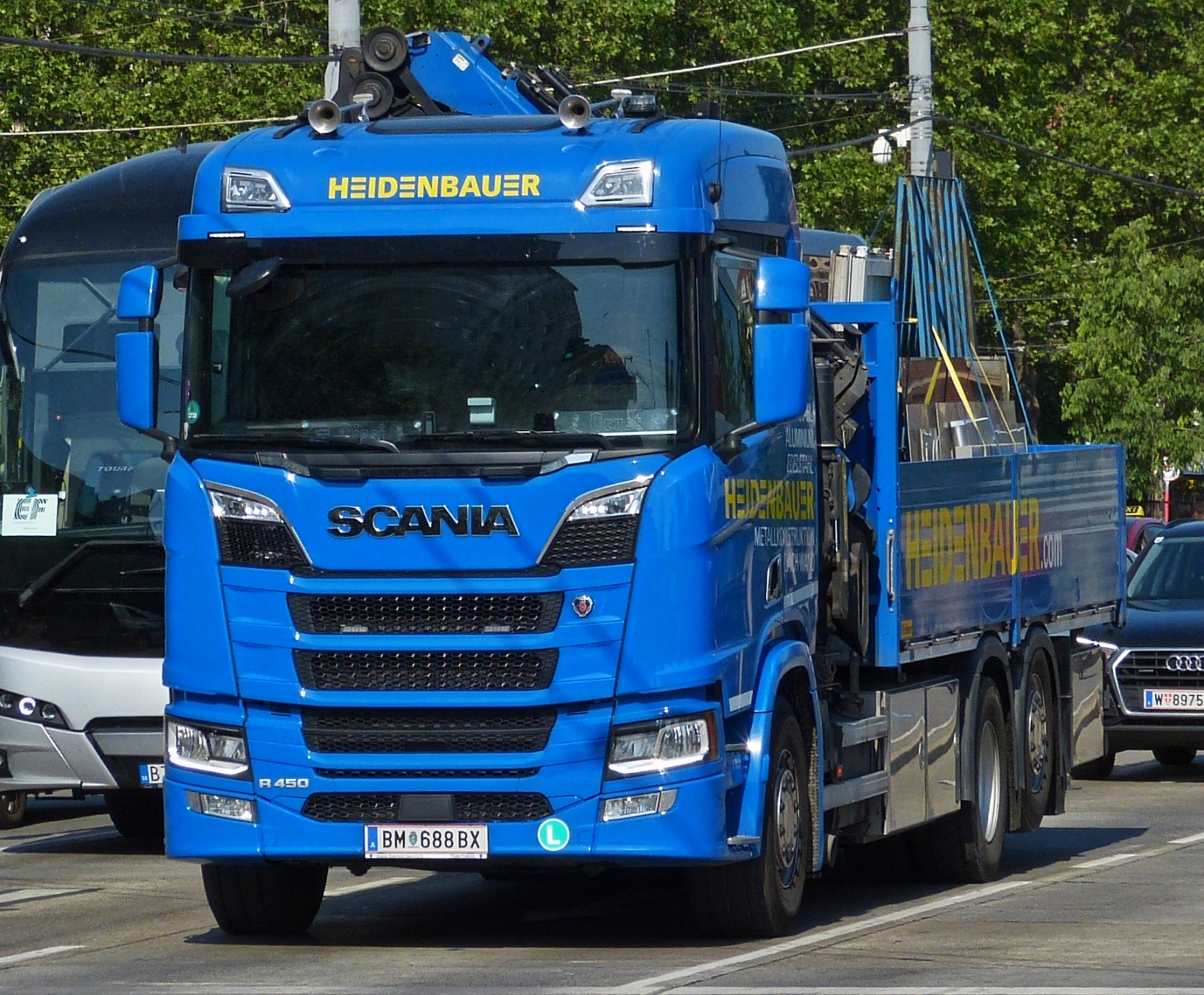 Scania R 450 Pritschenaufbau in den Straßen von Wien gesehen. 06.2023
