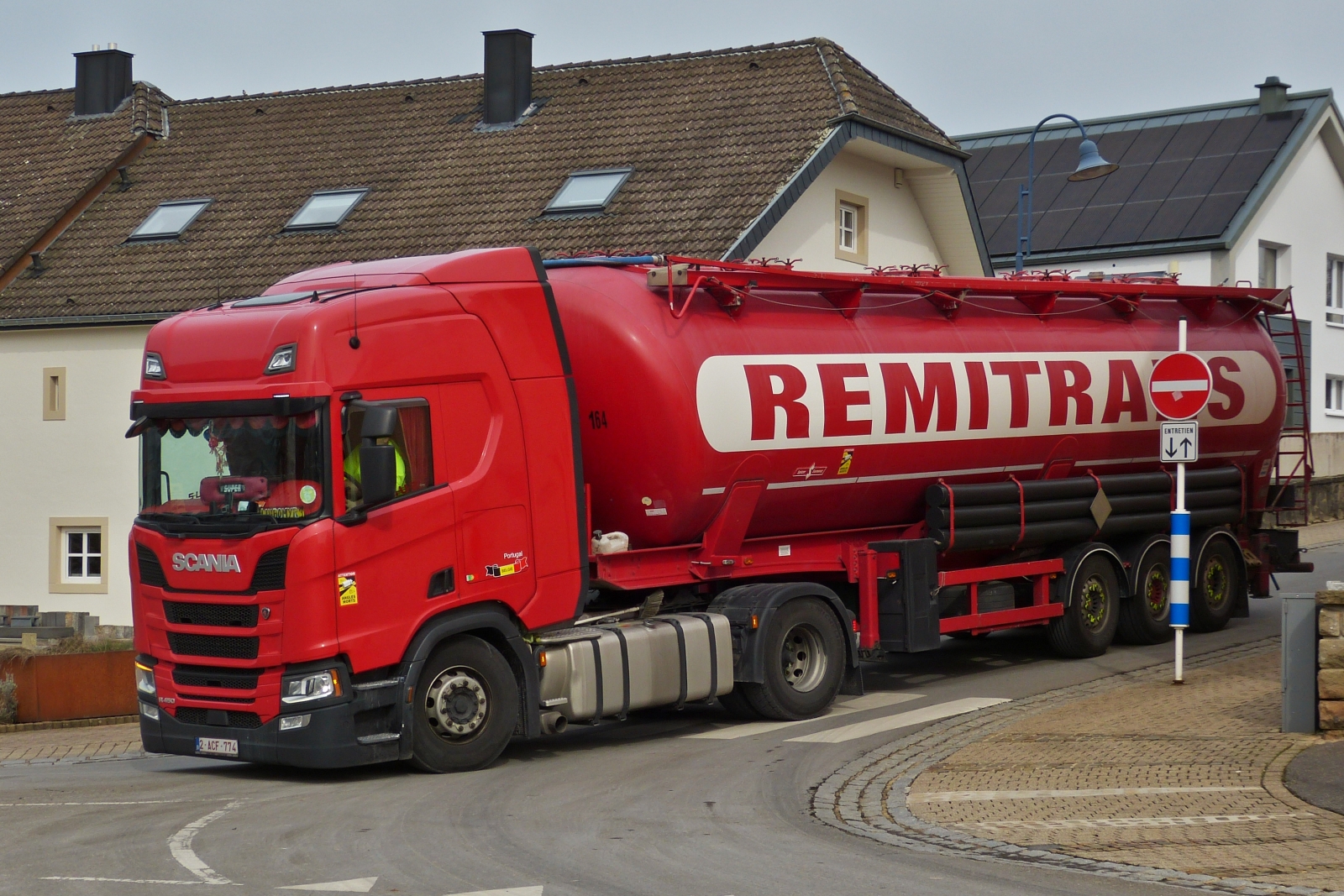 Scania R 450 Tanksattelzug, biegt aus einer schmalen Einbahnstraße auf die Hauptstraße ein. 03.2023