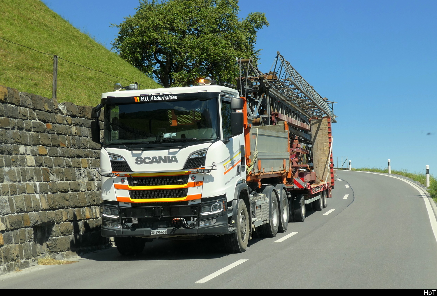 Scania R 500 Kipper mit Krananh�nger unterwegs in Gams am 30.04.2026