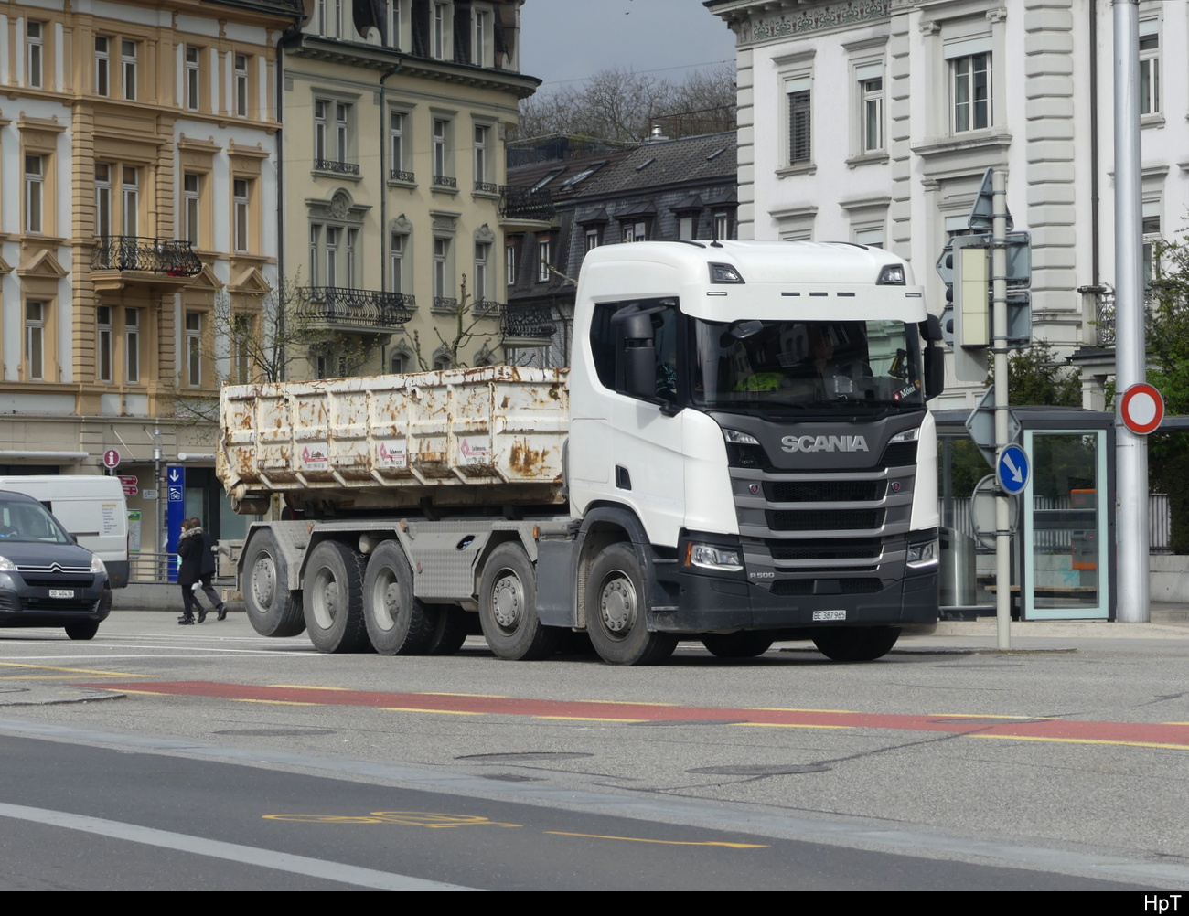 Scania R 500 mit Mulde unterwegs in der Stadt Solothurn am 19.04.2023