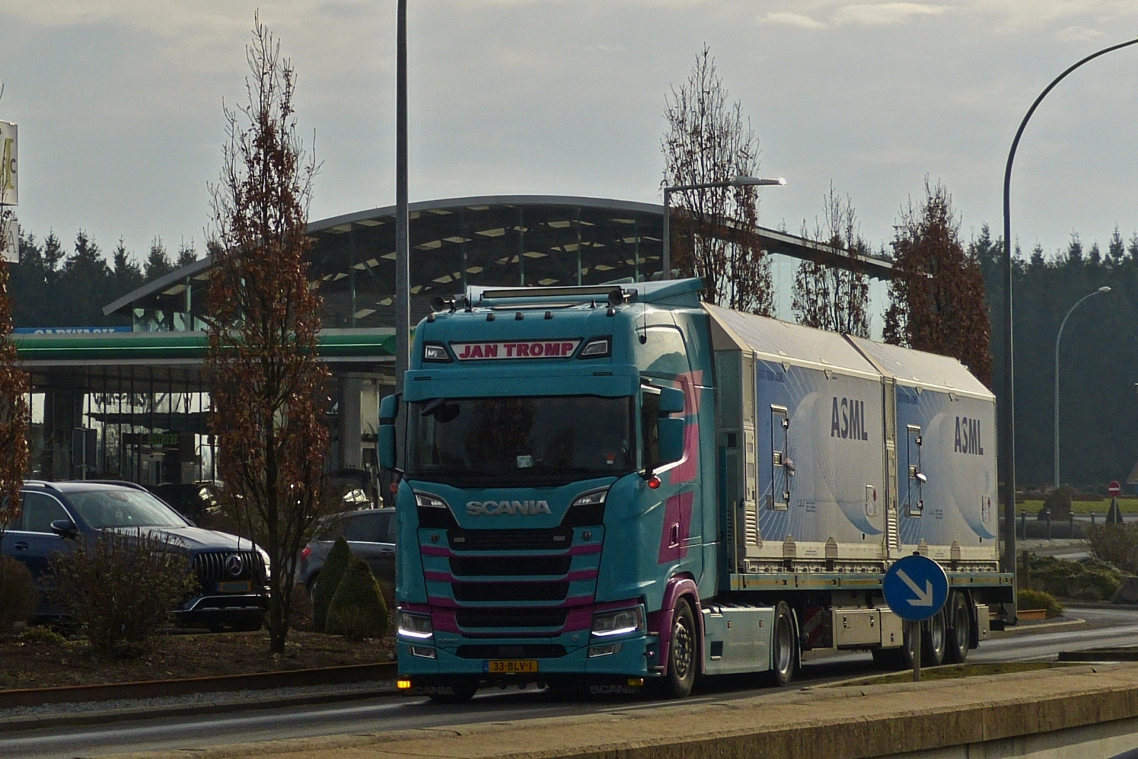 Scania Sattelzug aus den Niederlanden, mit Containern von ASML beladen, gesehen im Norden von Luxemburg. 02.2023