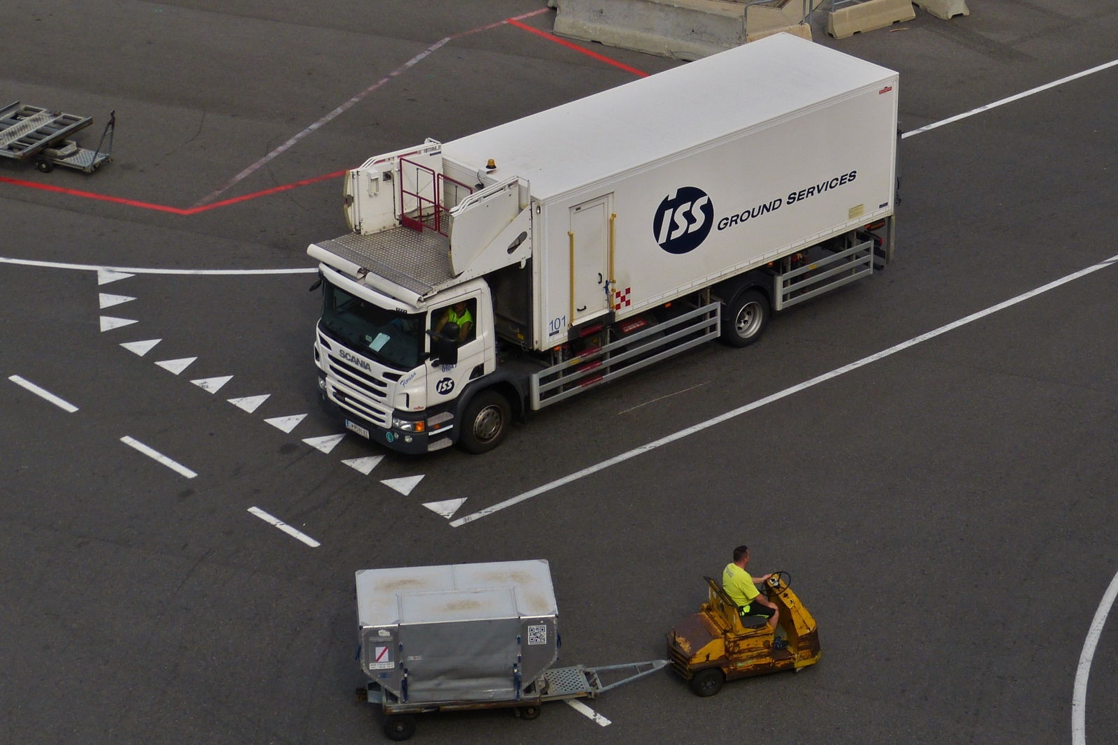 Scania Versorgungs LKW, auf dem Flughafen von Wien. 06.2023