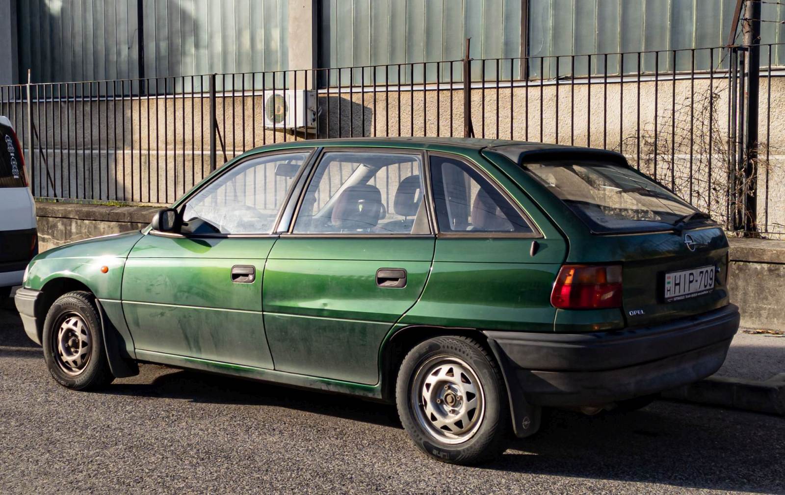 Schön grüner Opel Astra F, fotografiert von der Seite (01.2023)