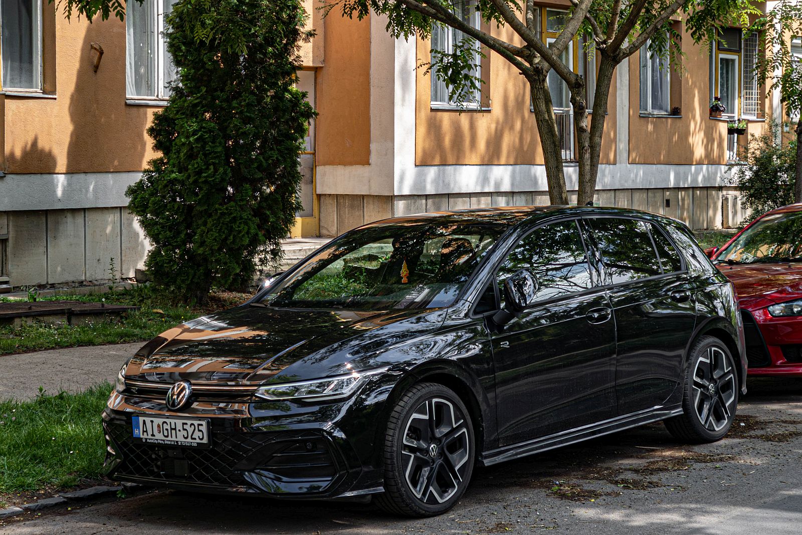 Schwarzer VW Golf VIII mit dem R Symbol am K�hlgrill. Es handelt sich aber um einen 2.0 Diesel. Foto: Mai, 2026.