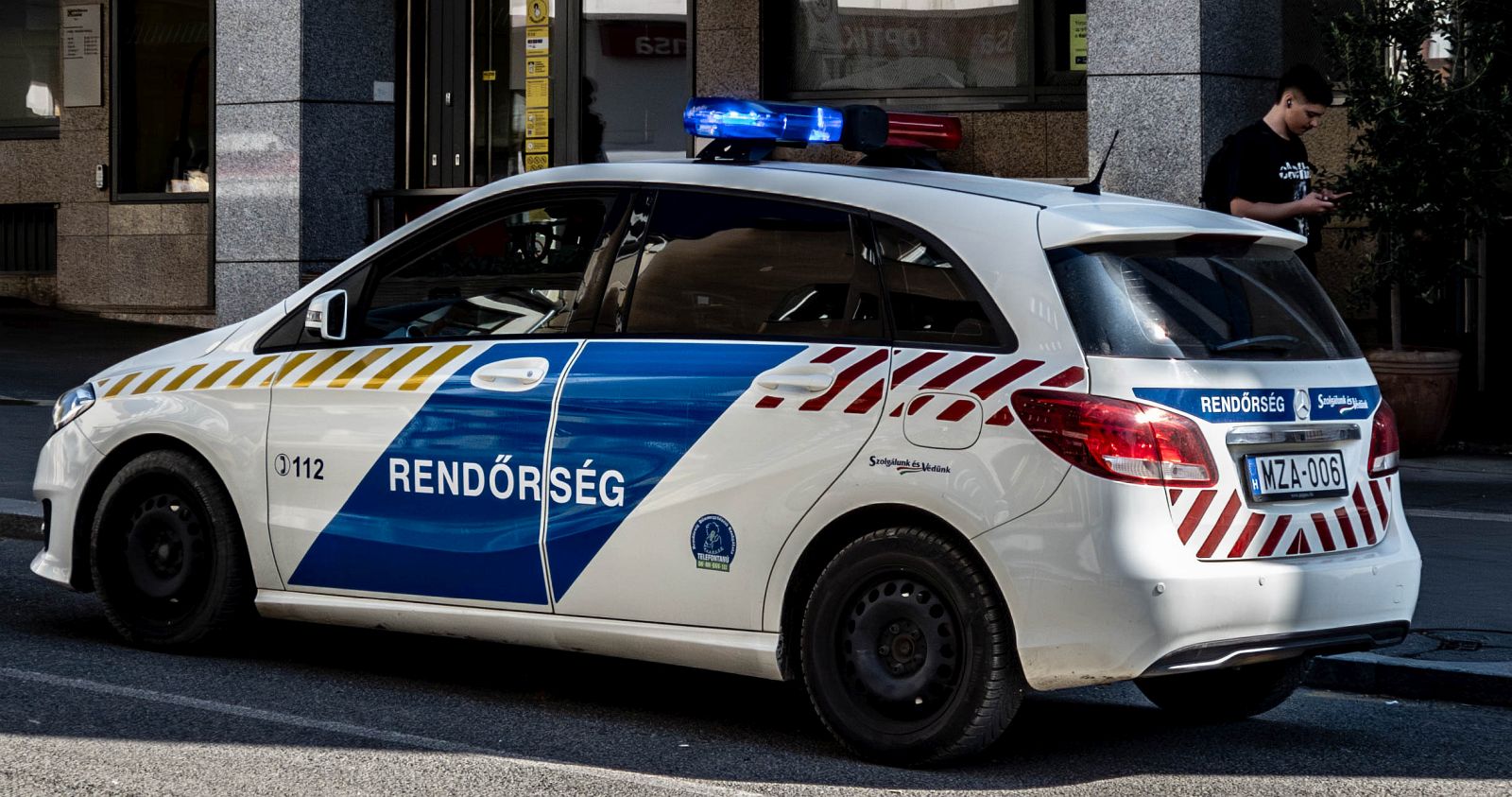 Seitenansicht: Mercedes-Benz B-Klasse der Ungarischen Polizei. Die Aufnahme stammt von M�rz, 2026.