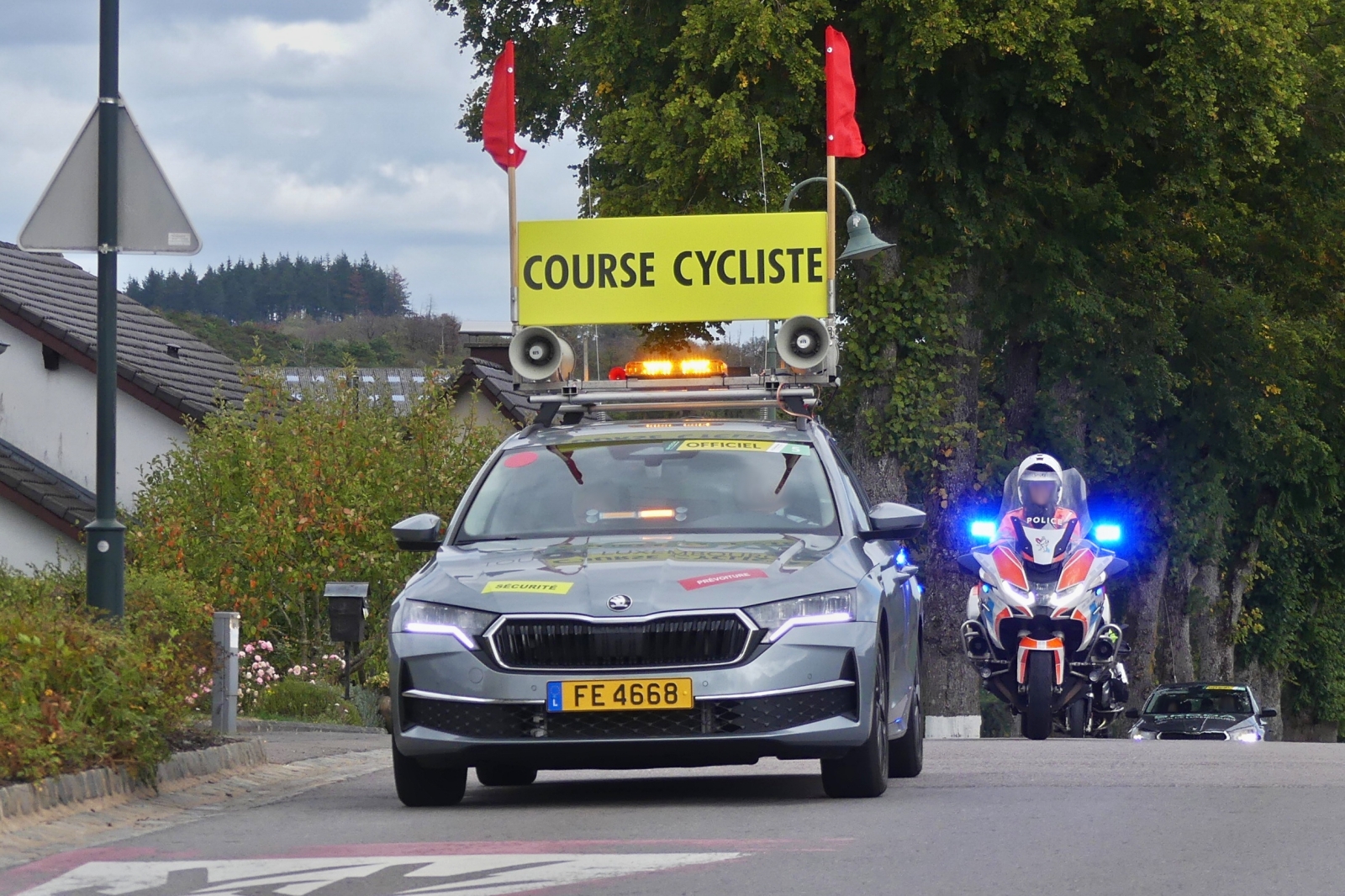 Skoda Octavia, mit der Anzeigetafel, das ein Radrennen statt findet, f�hrt vor dem ganzen Tross beim Skoda Tour de Luxembourg vorne weg. 09.2026