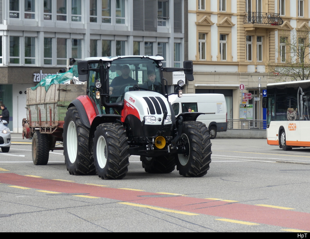 Steyr 4210 Kompakt Traktor mit Anhänger unterwegs in der Stadt Solothurn am 19.04.2023