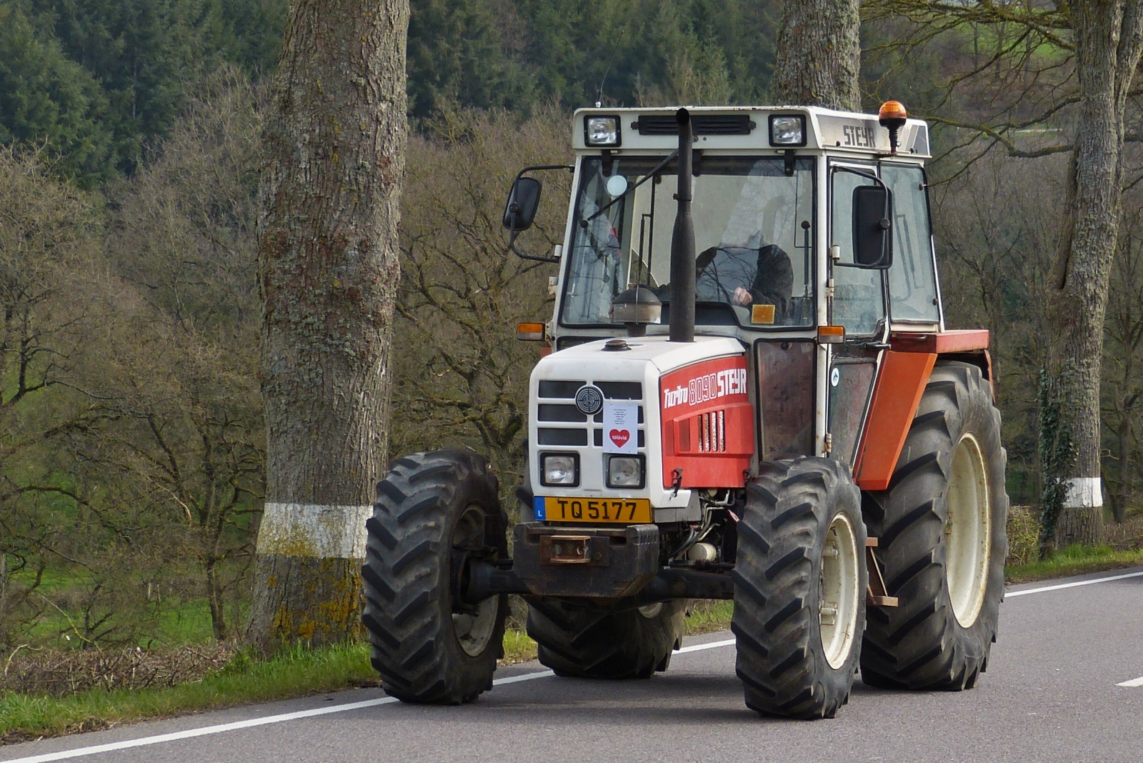 Steyr 8090 Turbo, war als Teilnehmer bei der Rundfahrt nahe Brachtenbach am Ostermontag dabei. 10.04.2023