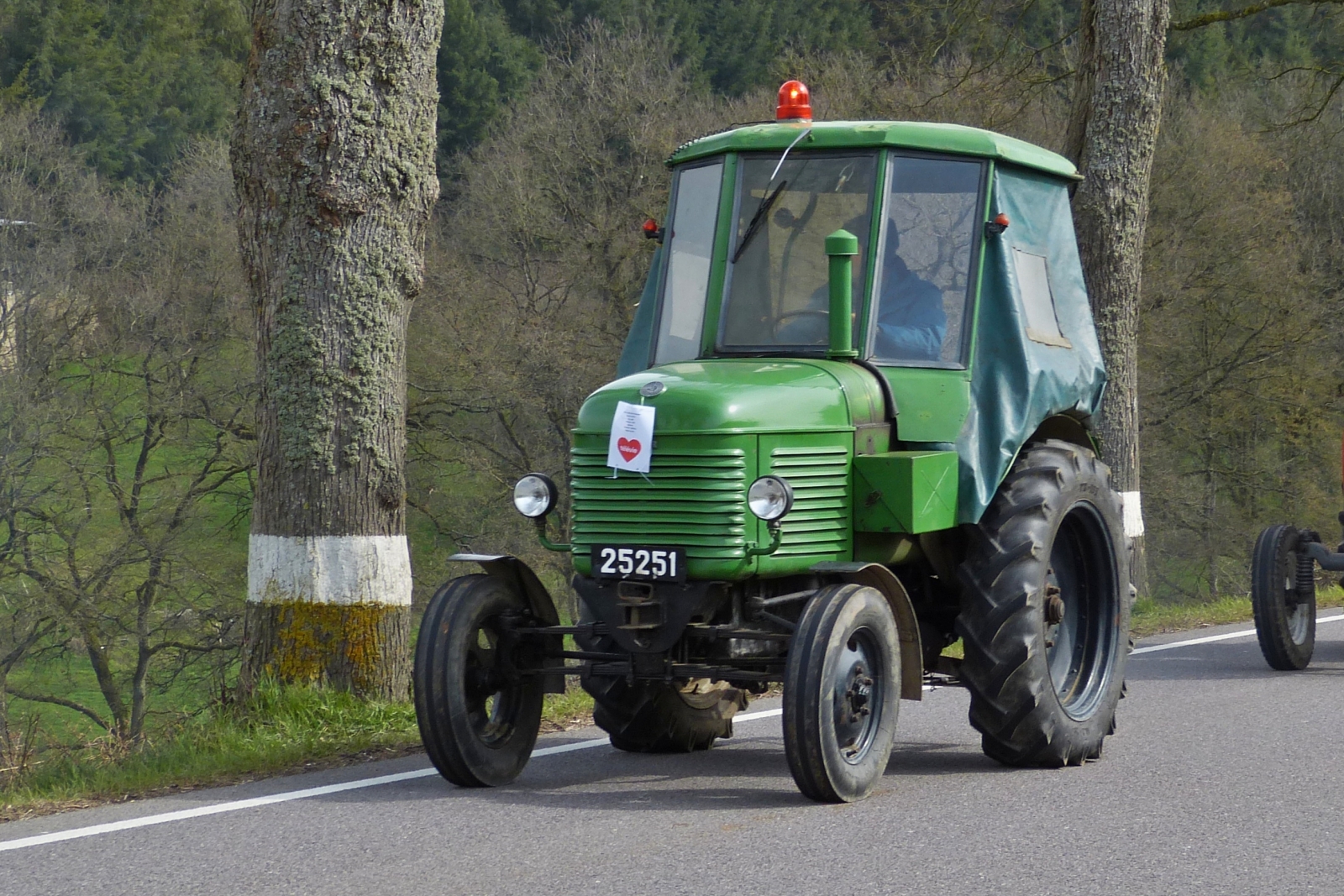 Steyr Traktor nahm an der Rundfahrt in der Nähe von Brachtenbach teil. 10.04.2023