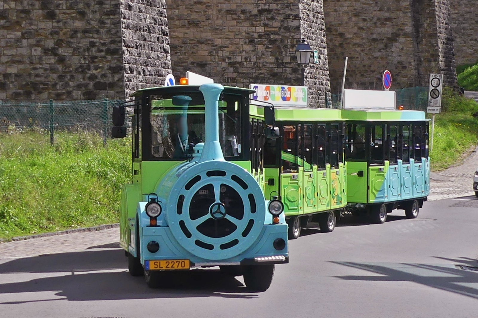 Stra�en-Eisenbahn in der Stadt Luxemburg unterwegs. 04.2026