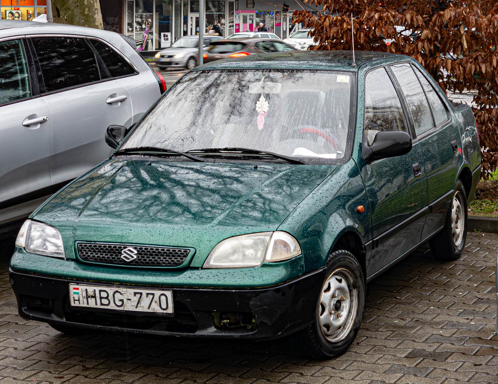 Suzuki Swift Mk2 Facelift, als Stufenheck, in der Farbe Tiefgrün ( Deep Green ), gesehen in Februar, 2026.