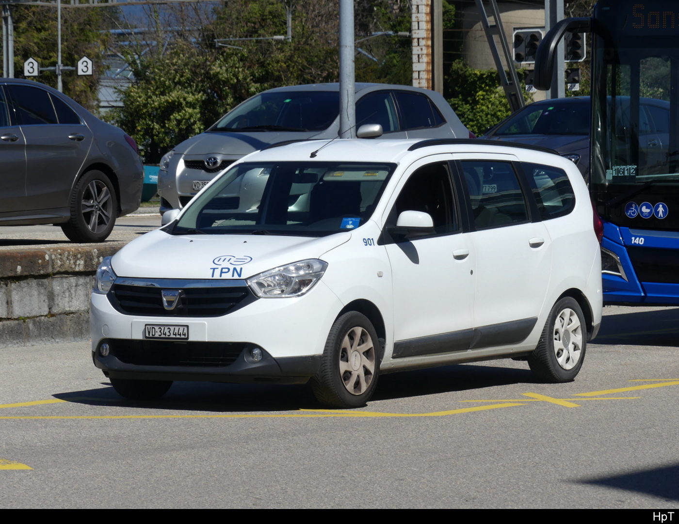 tpn Dienstfahrzeug - Dacia Lodgy Nr.901 auf einem Parkplatz beim Bhf. Nyon am 06.04.2024