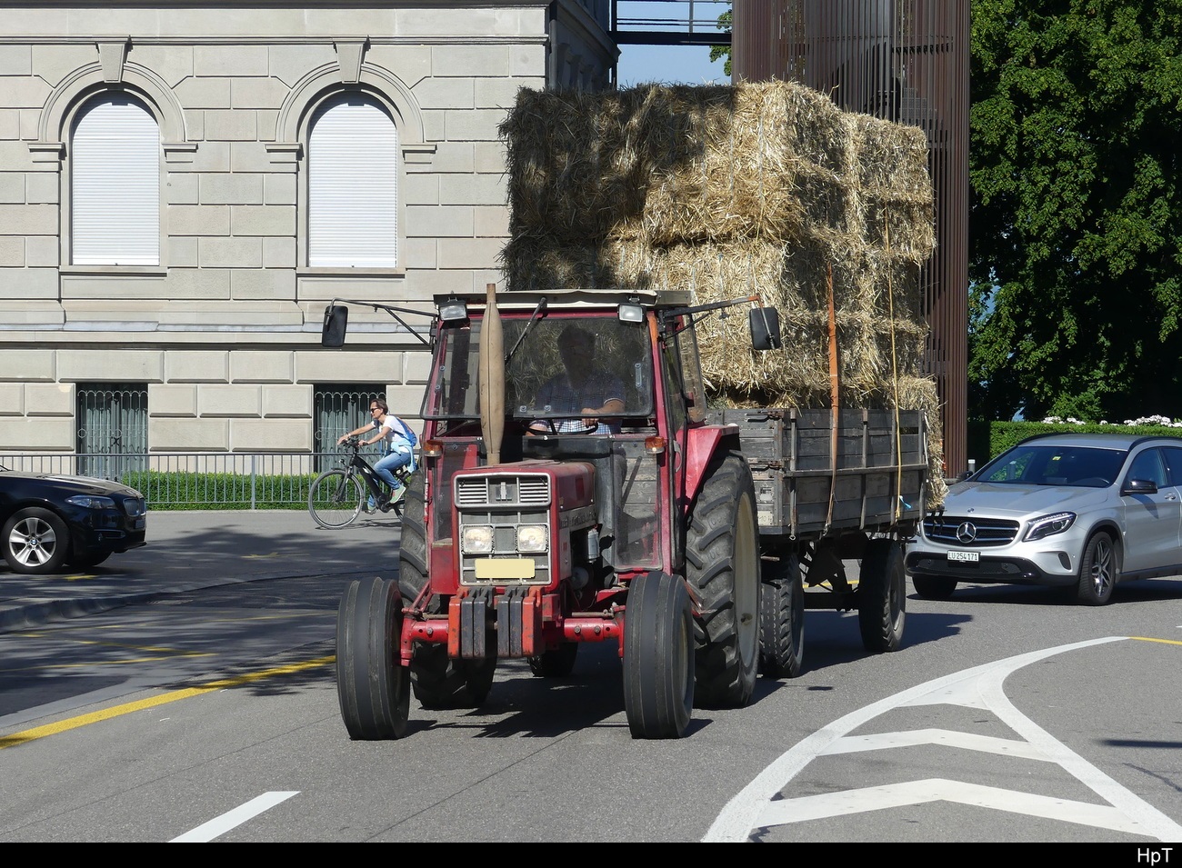 Traktor International 735 unterwegs in der Stadt Zug am 15.07.2023