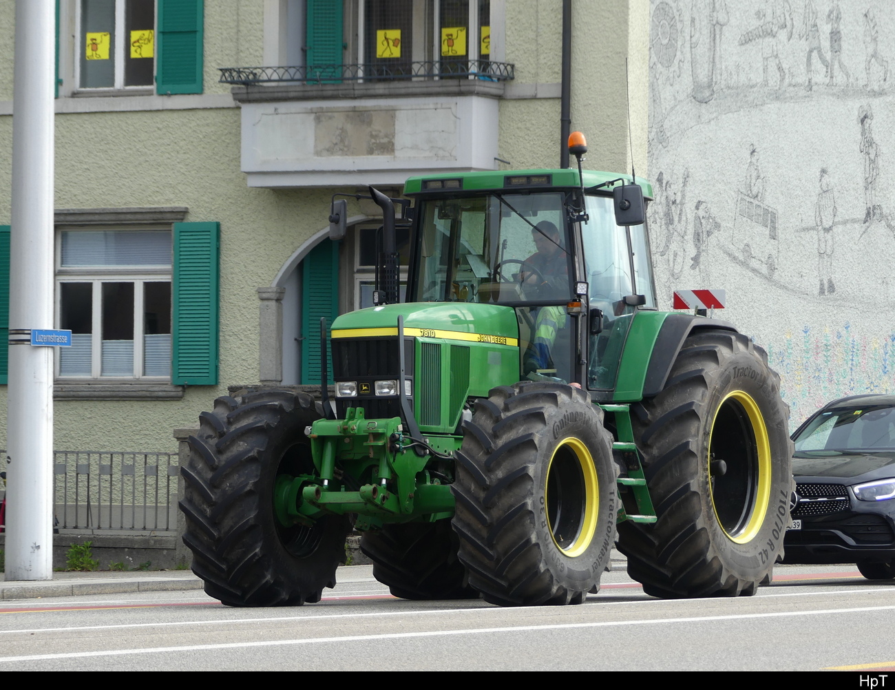 Traktor - John Deere 7810 unterwegs in der Stadt Solothurn am 19.04.2023