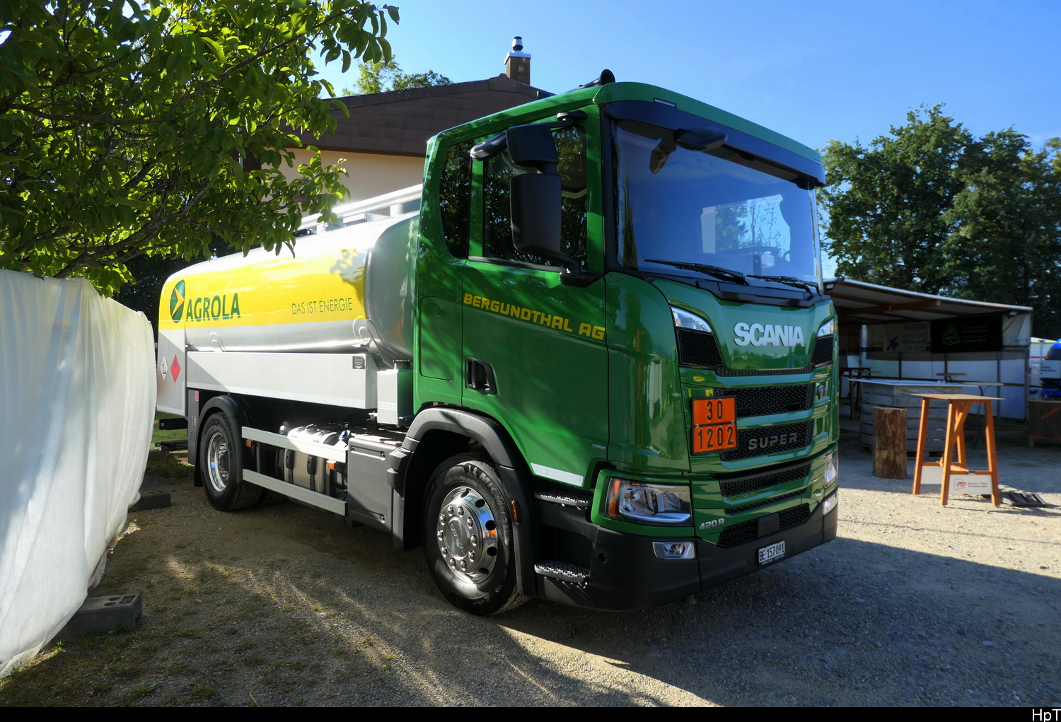 Traktorentreff Diessbach - Ein Scania 420R Tankwagen auf dem Festplatzareal am 23.08.2026