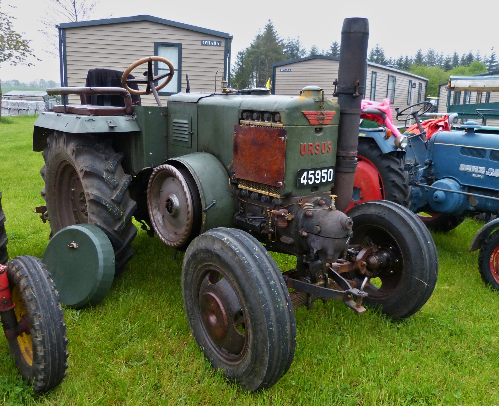 Ursus Traktor steht Startklar auf dem Sammelplatz vor der Rundfahrt Vintage Fuussekaul. 05.2023