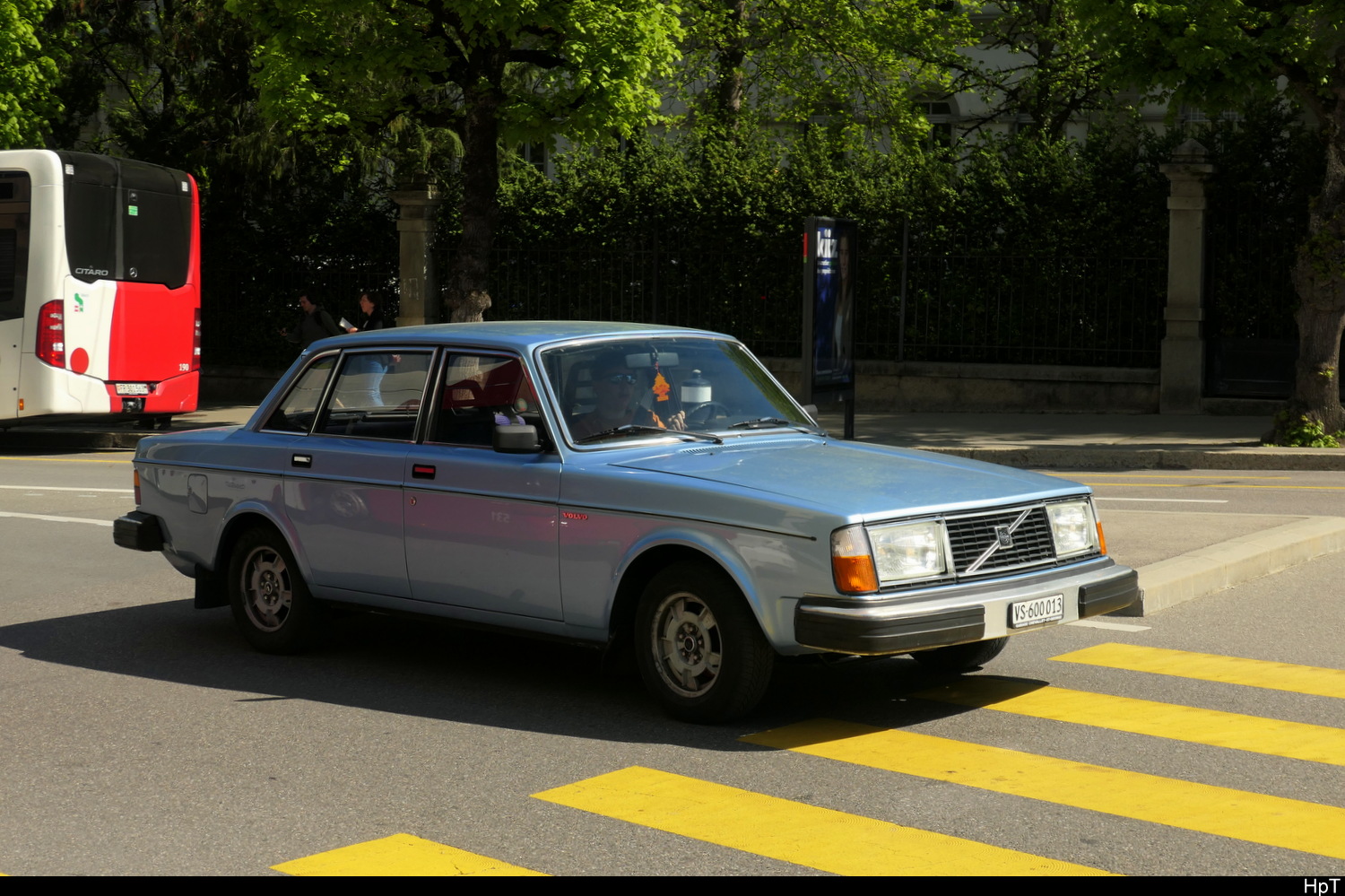 Volvo 244 GL unterwegs in der Stadt Freiburg am 27.04.2026