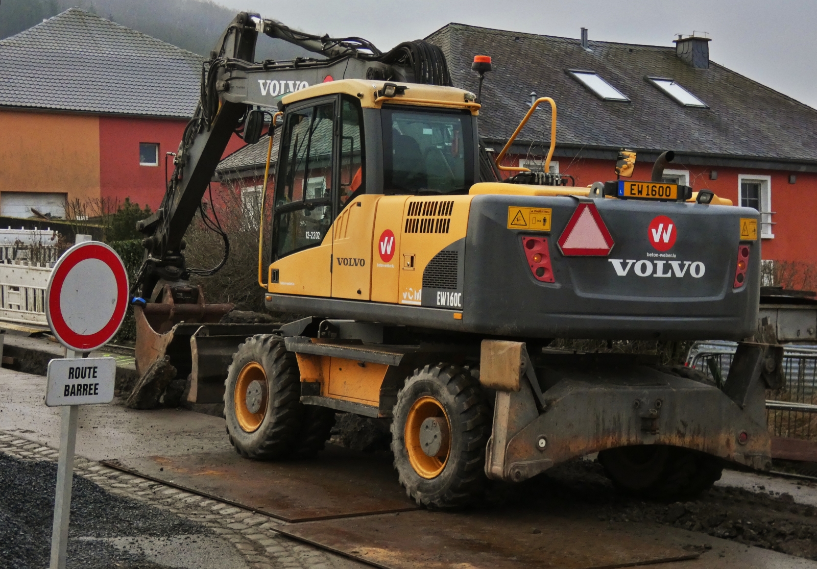 Volvo EW 160C Radlader, hebt einen Graben an einer Baustelle aus. 01.2026