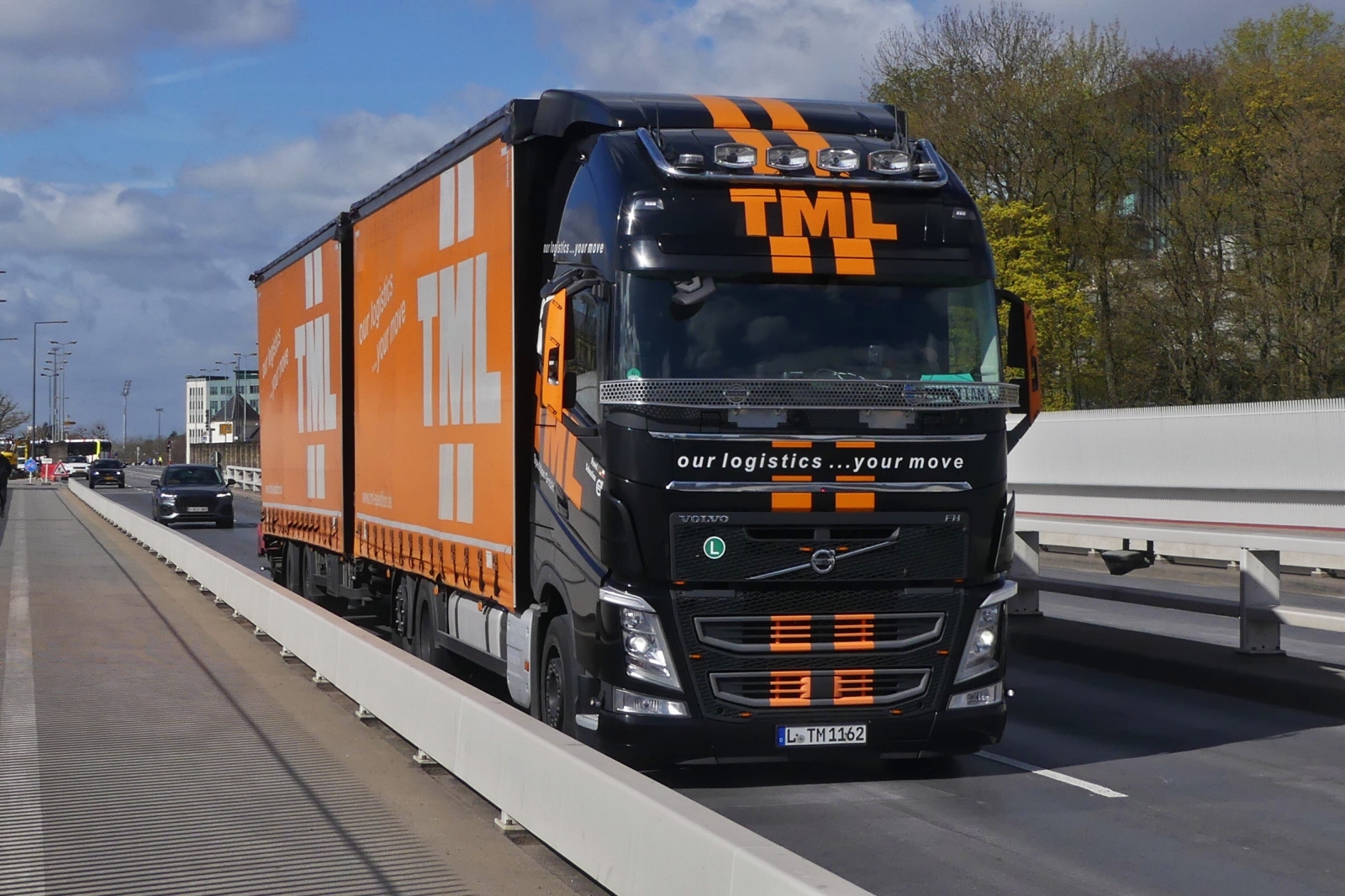 Volvo FH H�ngerzug, von TML; aufgenommen auf dem  Pont Grande Duchesse Charlotte  (Roud Br�ck) in der Stadt Luxemburg. 03.2026