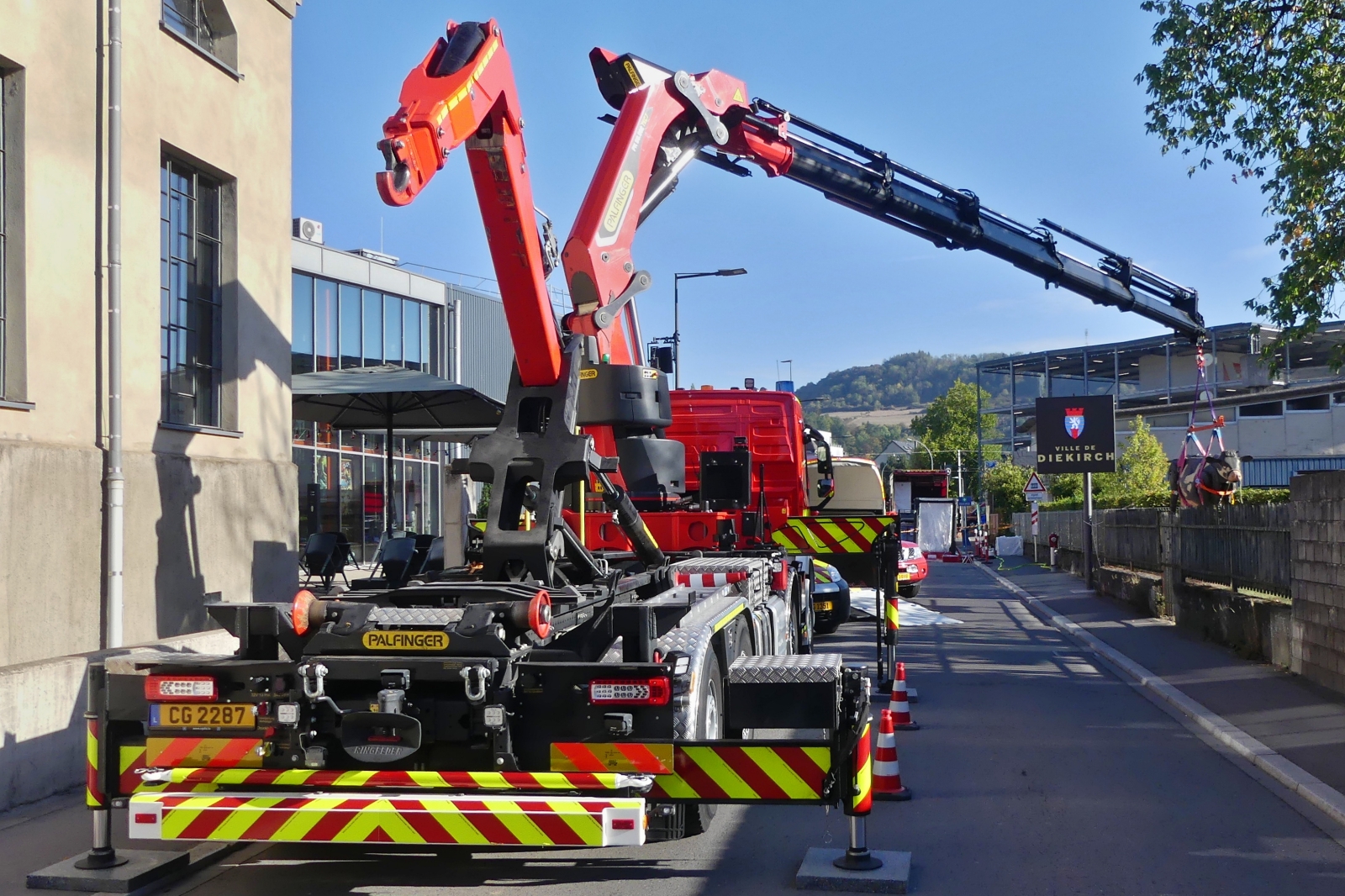 Volvo FM, Absetzkipper mit zus�tzlichem Kranaufbau, steht bereit um eine Tierrettung aus einem Graben vorzuf�hren. Tag des Zivilschutzes in Diekirch 27.09.2026
