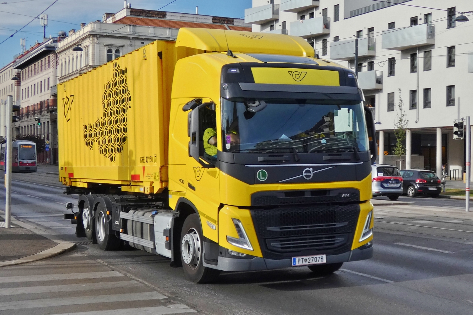 Volvo FM Container Absetzkipper der �sterreichern Post, aufgenommen in Wien. 05.2025