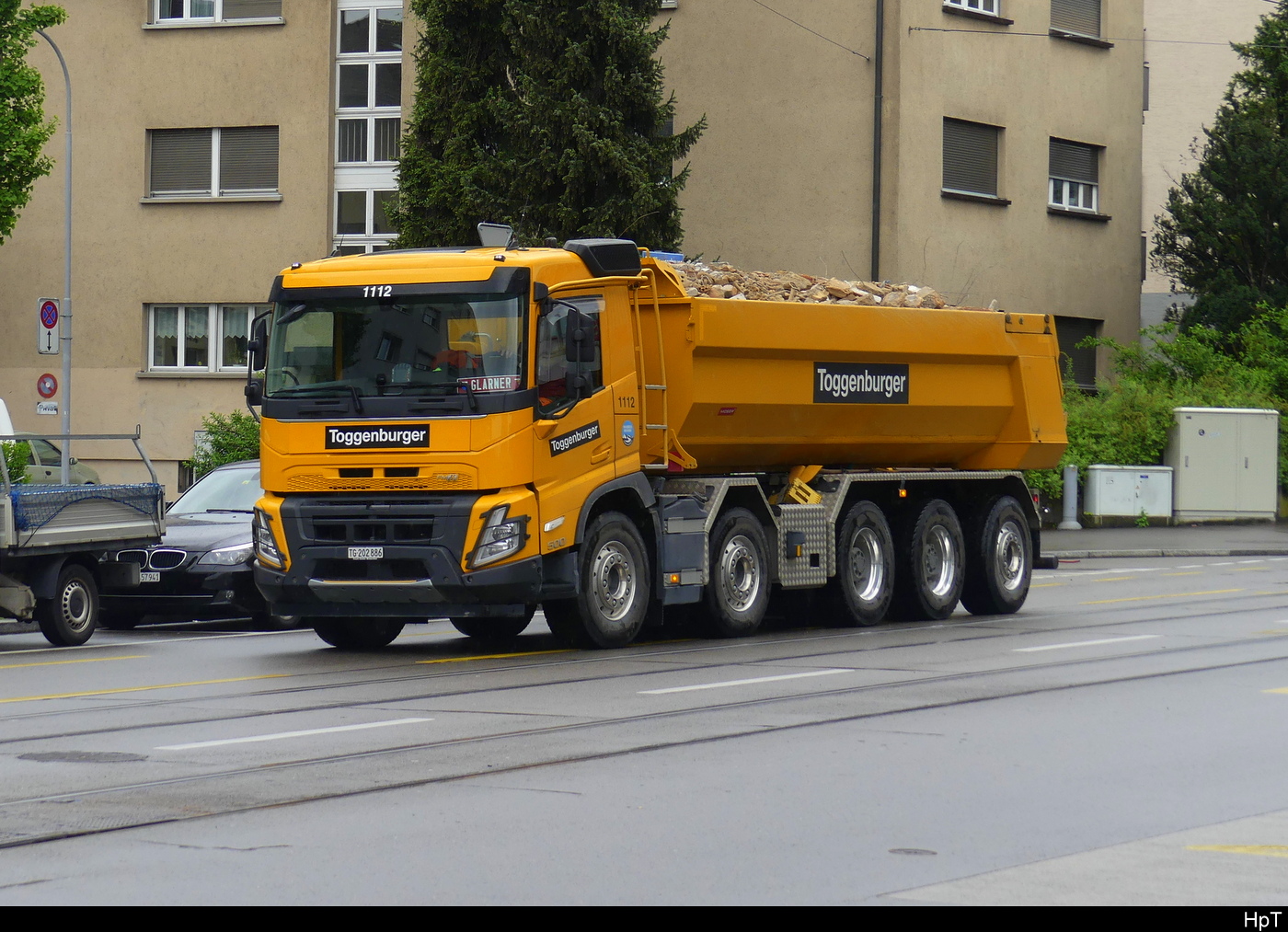 Volvo  Kipper unterwegs in Zürich Seebach am 2024.05.07