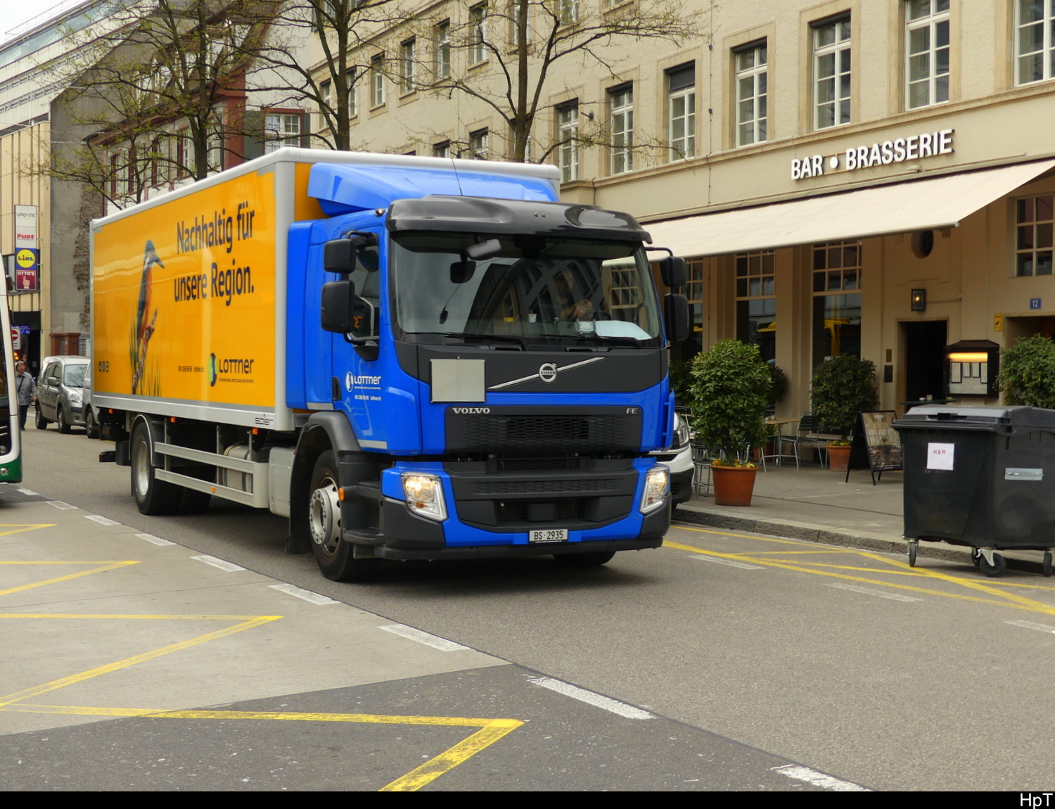 Volvo mit Kastenaufbau unterwegs in der Stadt Basel am 10.04.2026