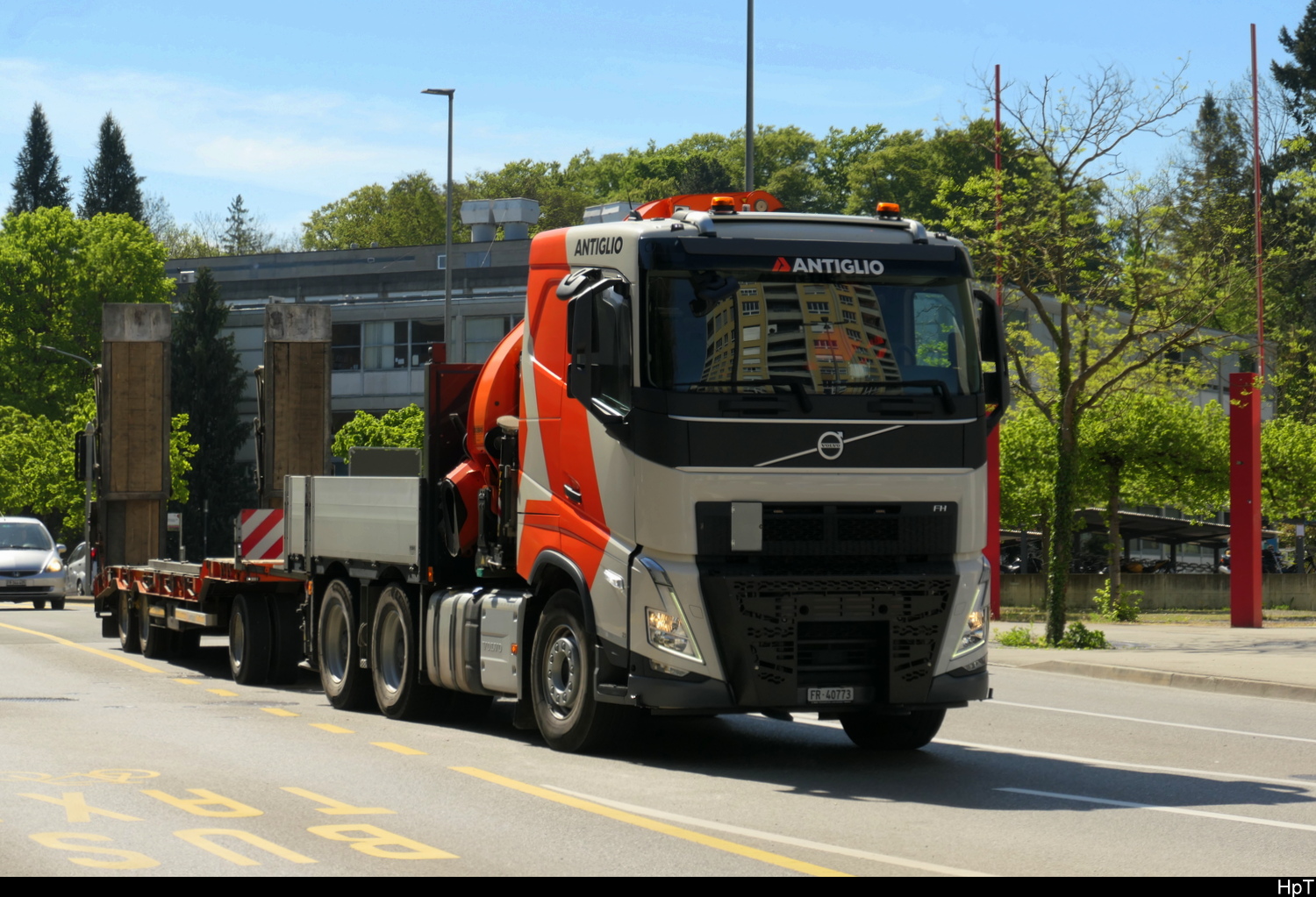 Volvo mit Kurzer Ladeflache und Anhänger unterwegs in der Stadt Freiburg am 27.04.2026