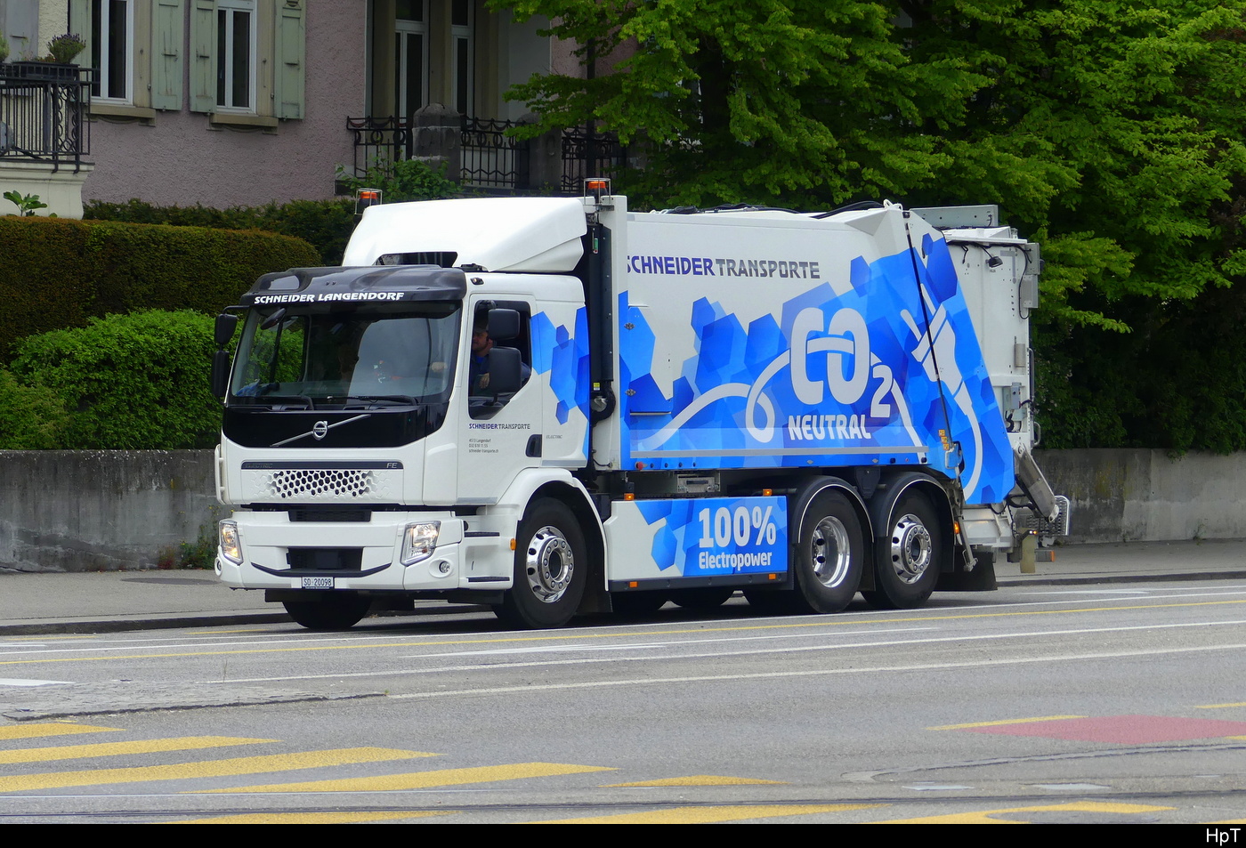 Volvo Müllwagen unterwegs in der Stadt Solothurn am 2024.05.02