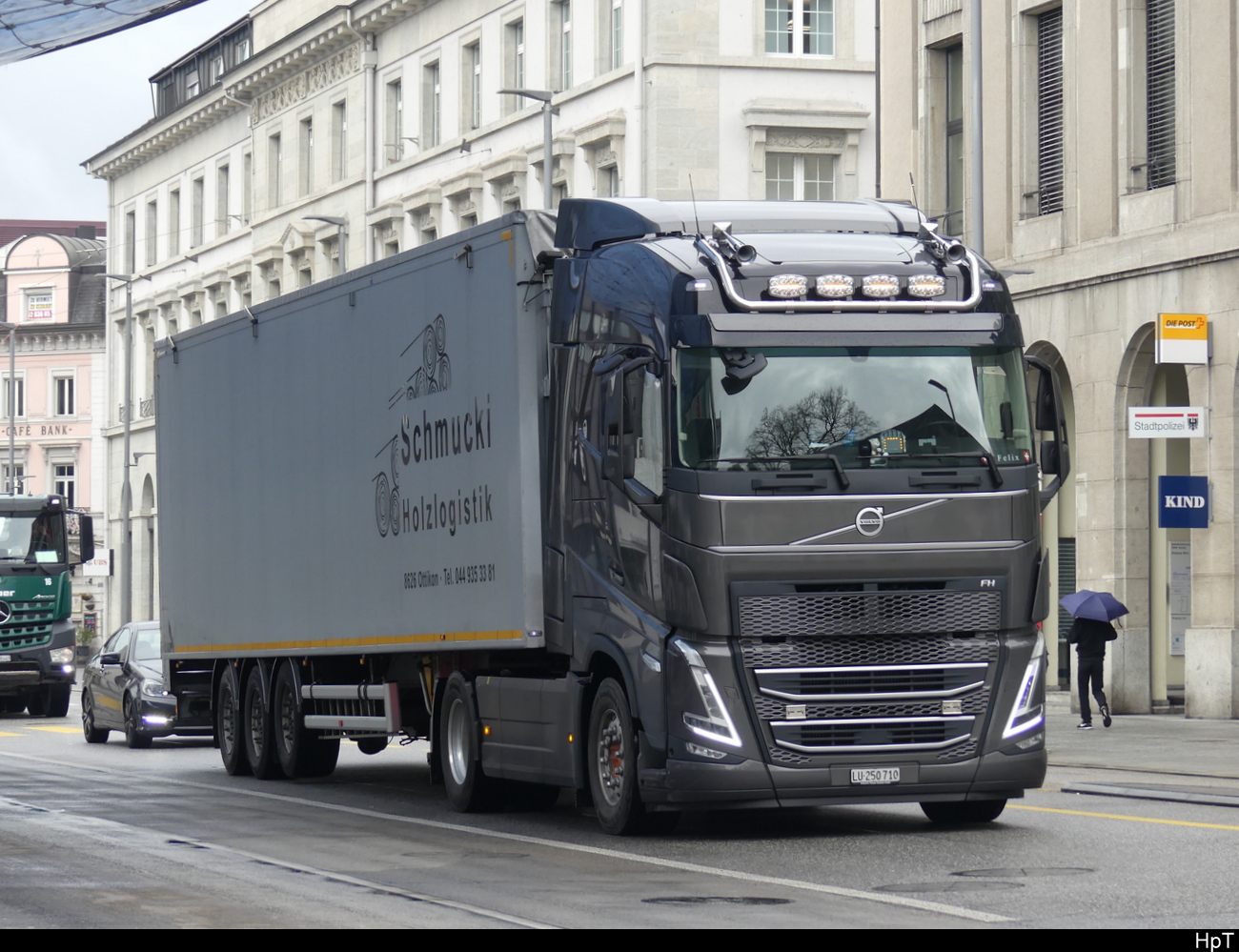 Volvo Sattelschlepper unterwegs in der Stadt Aarau am 17.04.2023