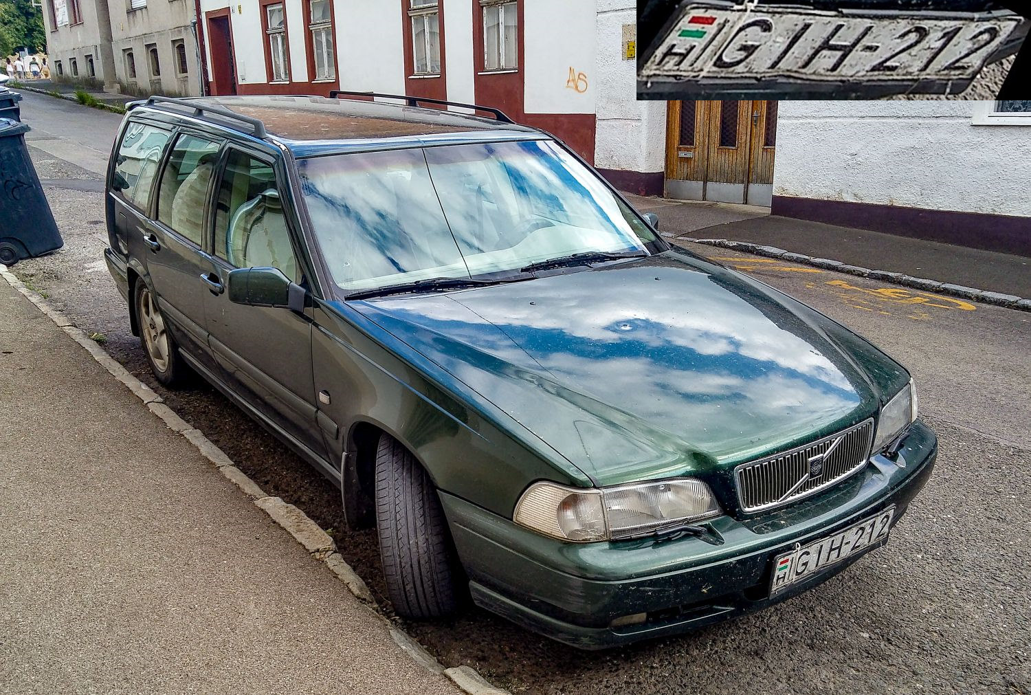 Volvo v70, der ersten Generation in  Emeradl Green  oder  Dark Olive . Foto: August, 2021.