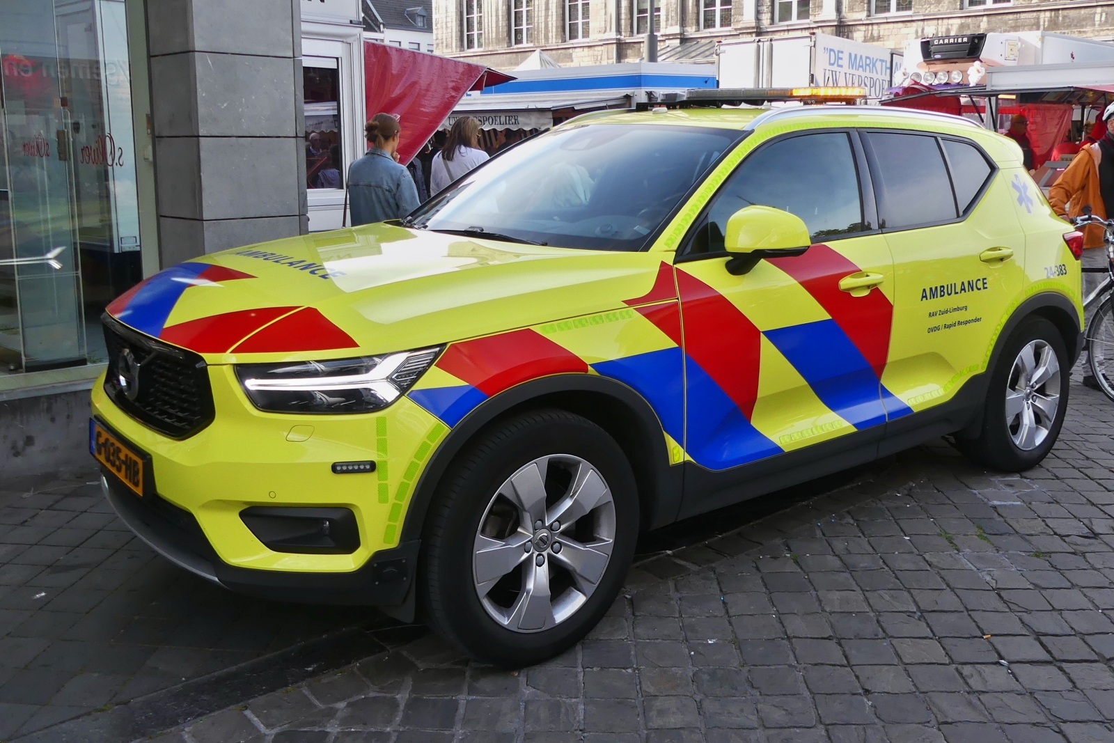 Volvo XC 60 als Krankentransport Fahrzeug unterwegs in Maastricht. 10.2023